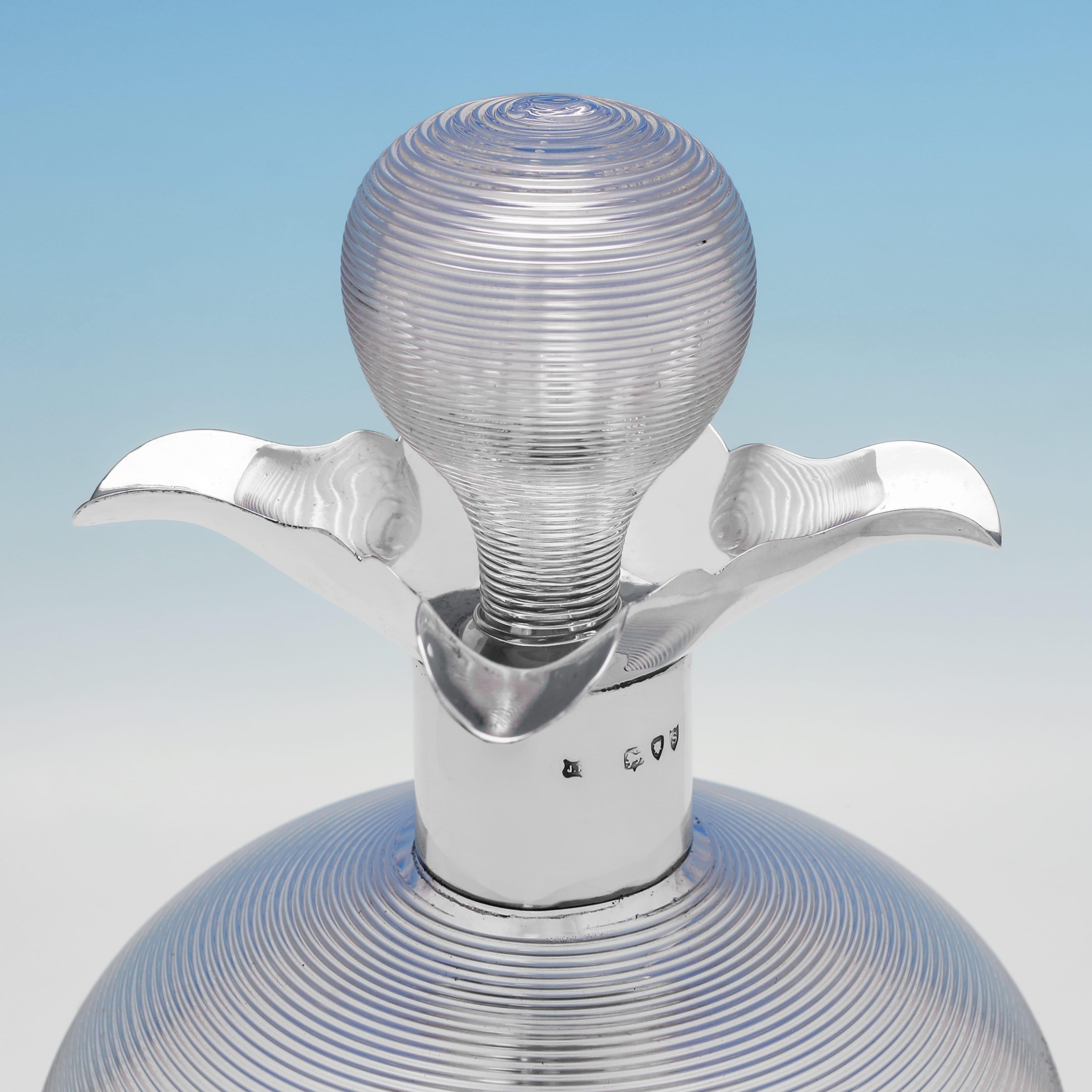 Victorien Carafe victorienne en argent sterling et verre à col de bâton fabriquée en 1893 en vente