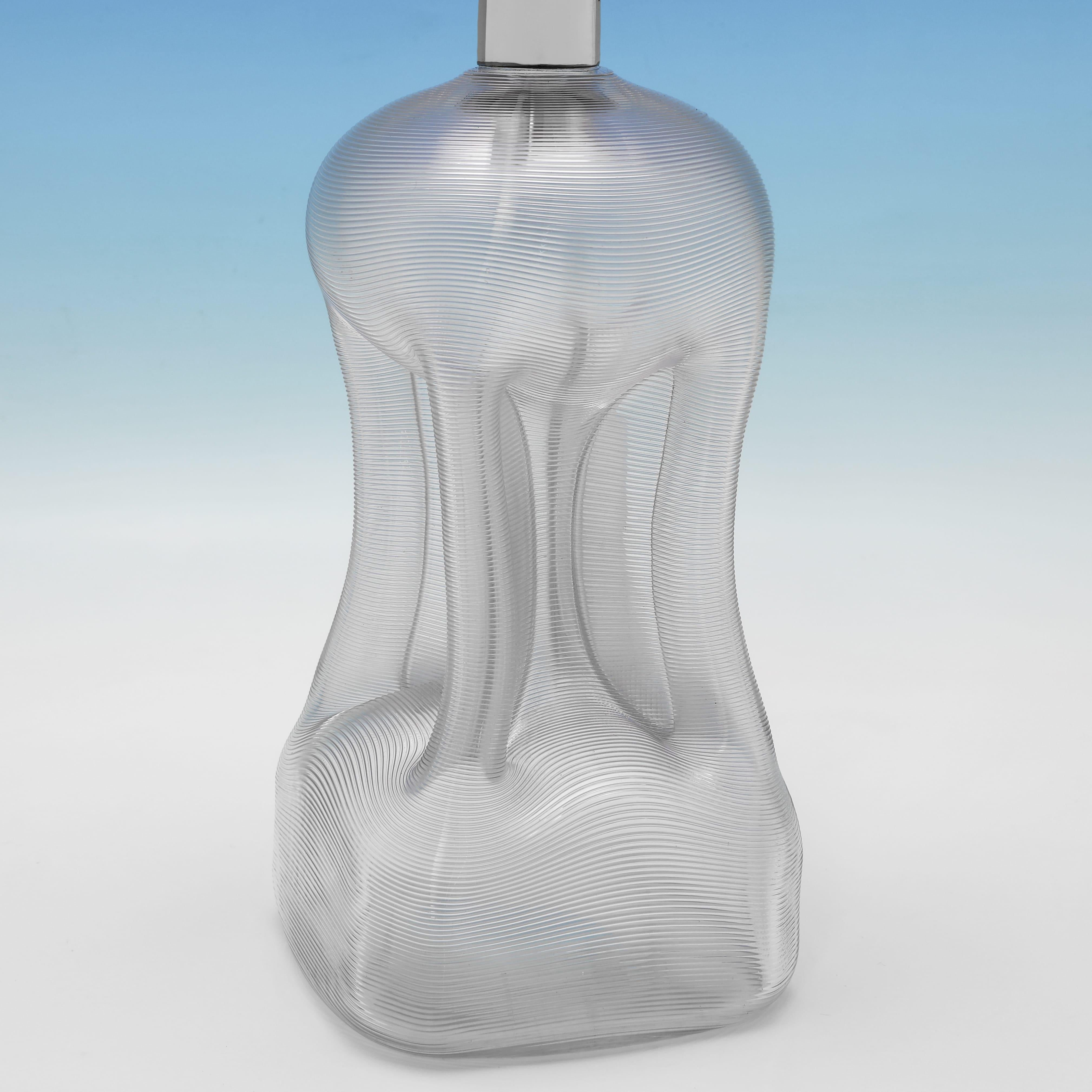 Anglais Carafe victorienne en argent sterling et verre à col de bâton fabriquée en 1893 en vente