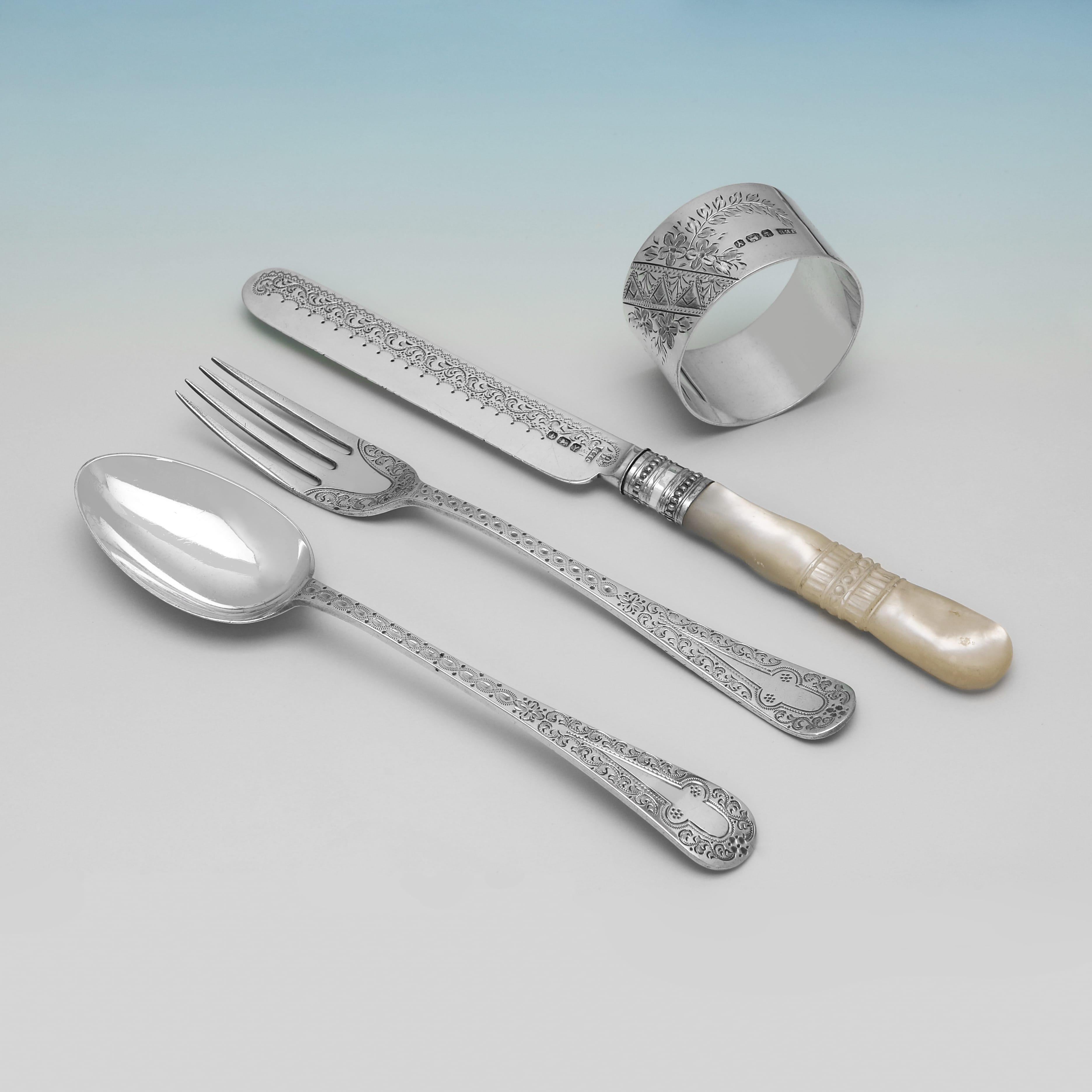 Punziert in Sheffield im Jahr 1891 von J. E. Bingham für Walker & Hall, dieses sehr attraktive, viktorianische, antike Sterling Silber Child's Set, besteht aus einem Messer mit Perlmutt Griff und Silber Klinge, eine Gabel, ein Löffel, und ein
