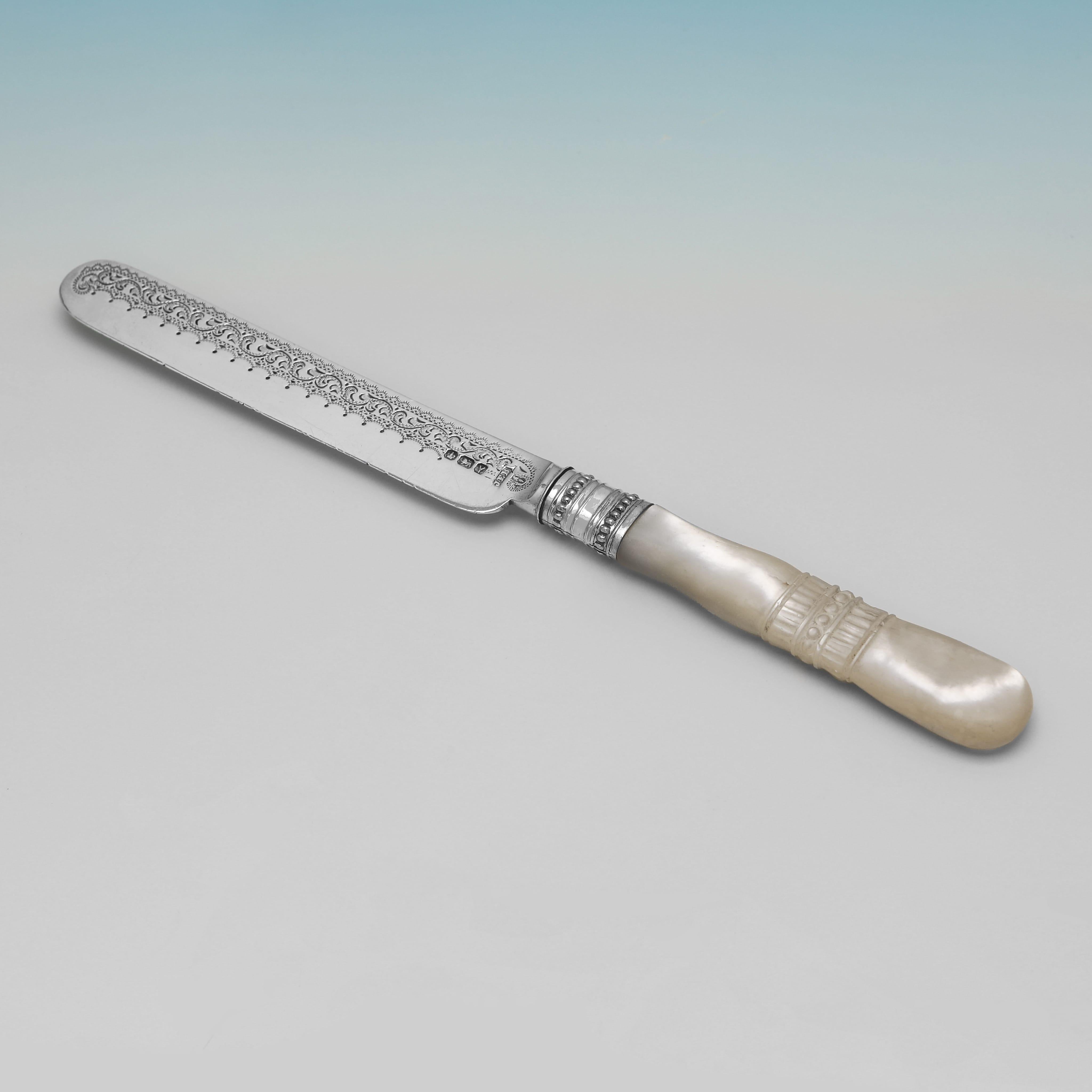 Viktorianisches Kinderbesteck aus Sterlingsilber und Perlmutt - Walker & Hall 1891 im Angebot 4