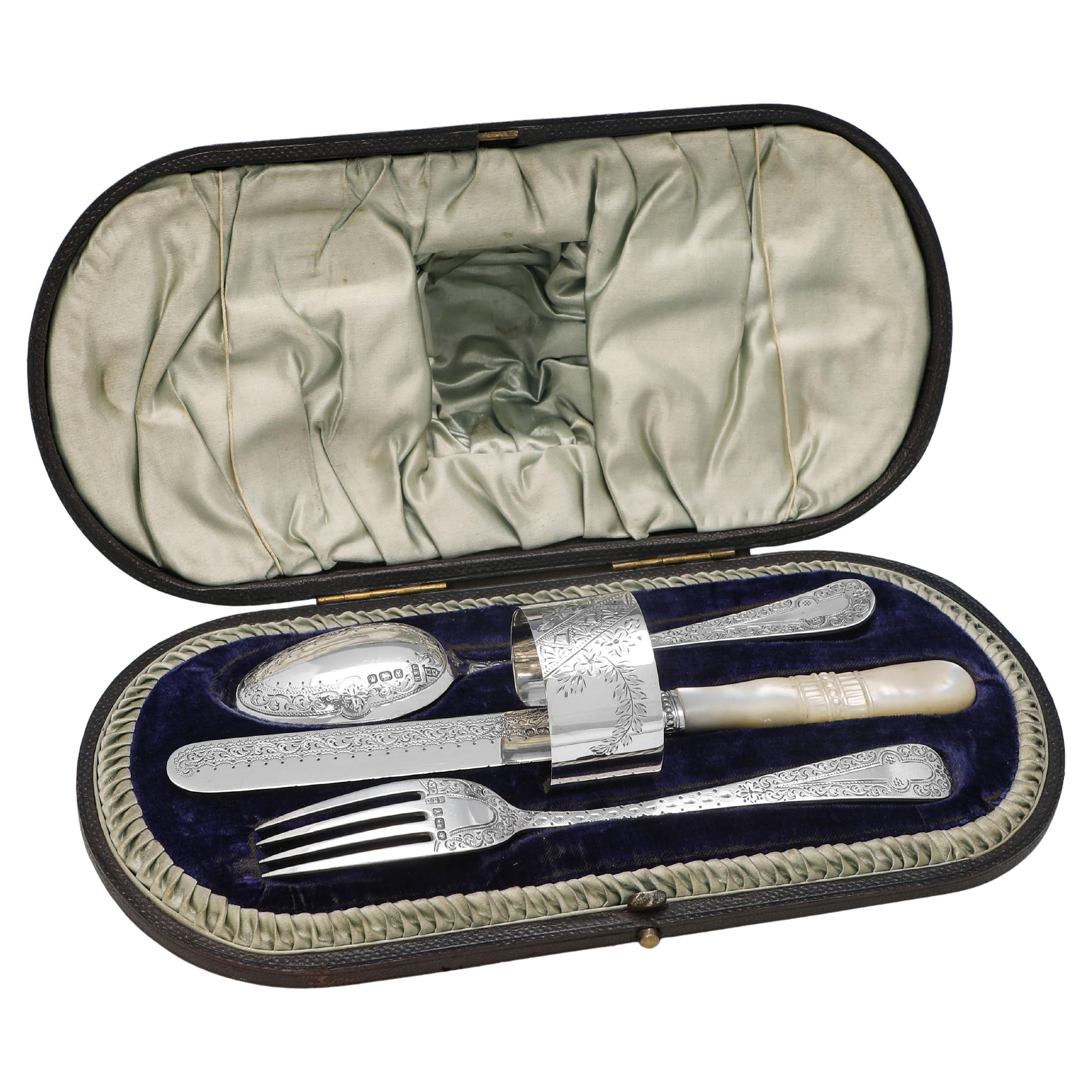 Viktorianisches Kinderbesteck aus Sterlingsilber und Perlmutt - Walker & Hall 1891 im Angebot