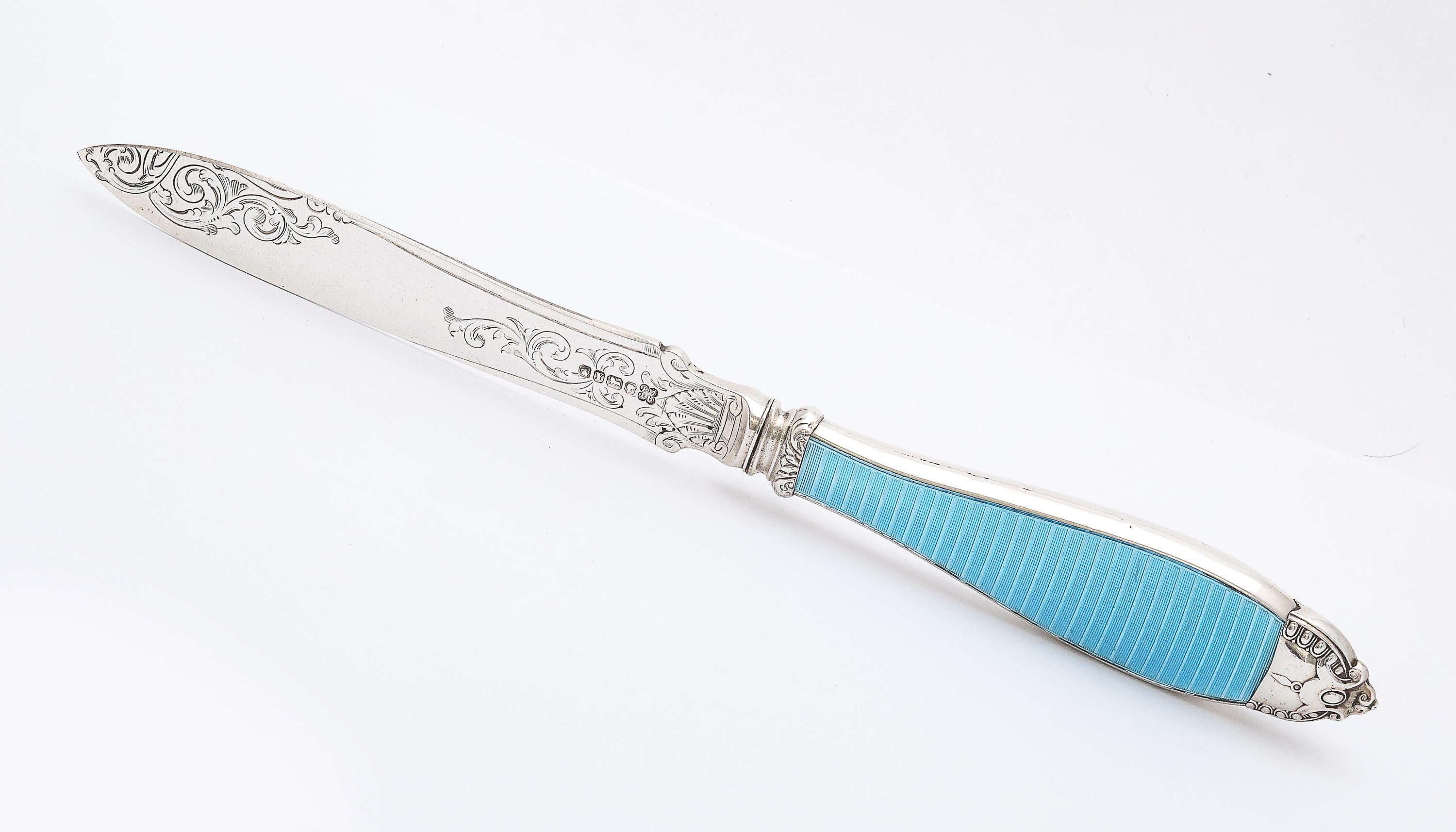 Brieföffner/Papiermesser aus Sterlingsilber und türkisblauer Guilloche-Emaille, Sheffield, England, gestempelt für 1866, R. Martin und E. Hall (firmierend als Martin and Hall) - Hersteller. Maße: ca. 9 Zoll lang/breit (an der längsten/weitesten
