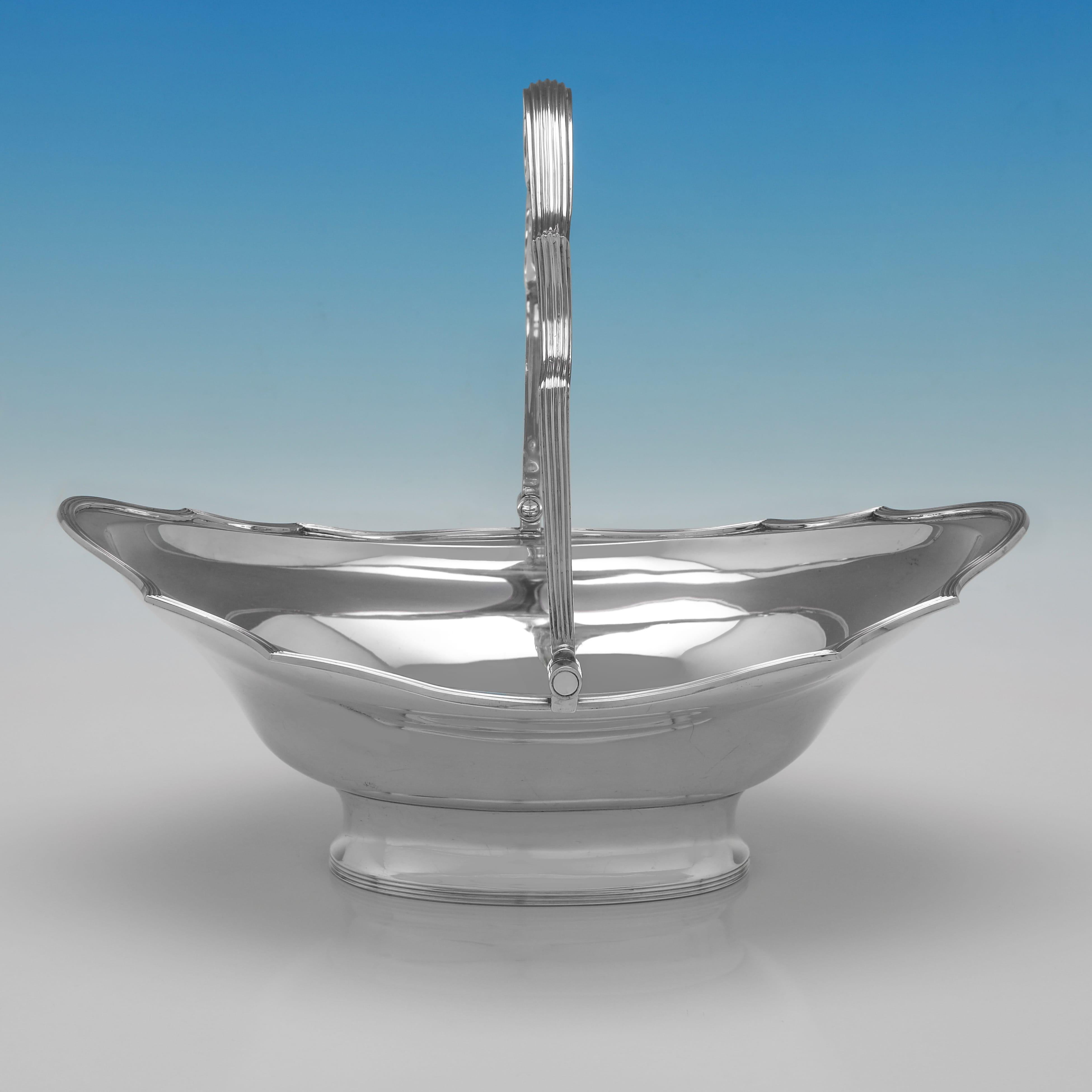 Marchiato a Londra nel 1900 da Charles Stuart Harris, questo bel cestino vittoriano in argento antico è caratterizzato da bordi sagomati in giunco e da un manico oscillante con dettagli in giunco. Il cestino misura 9,25