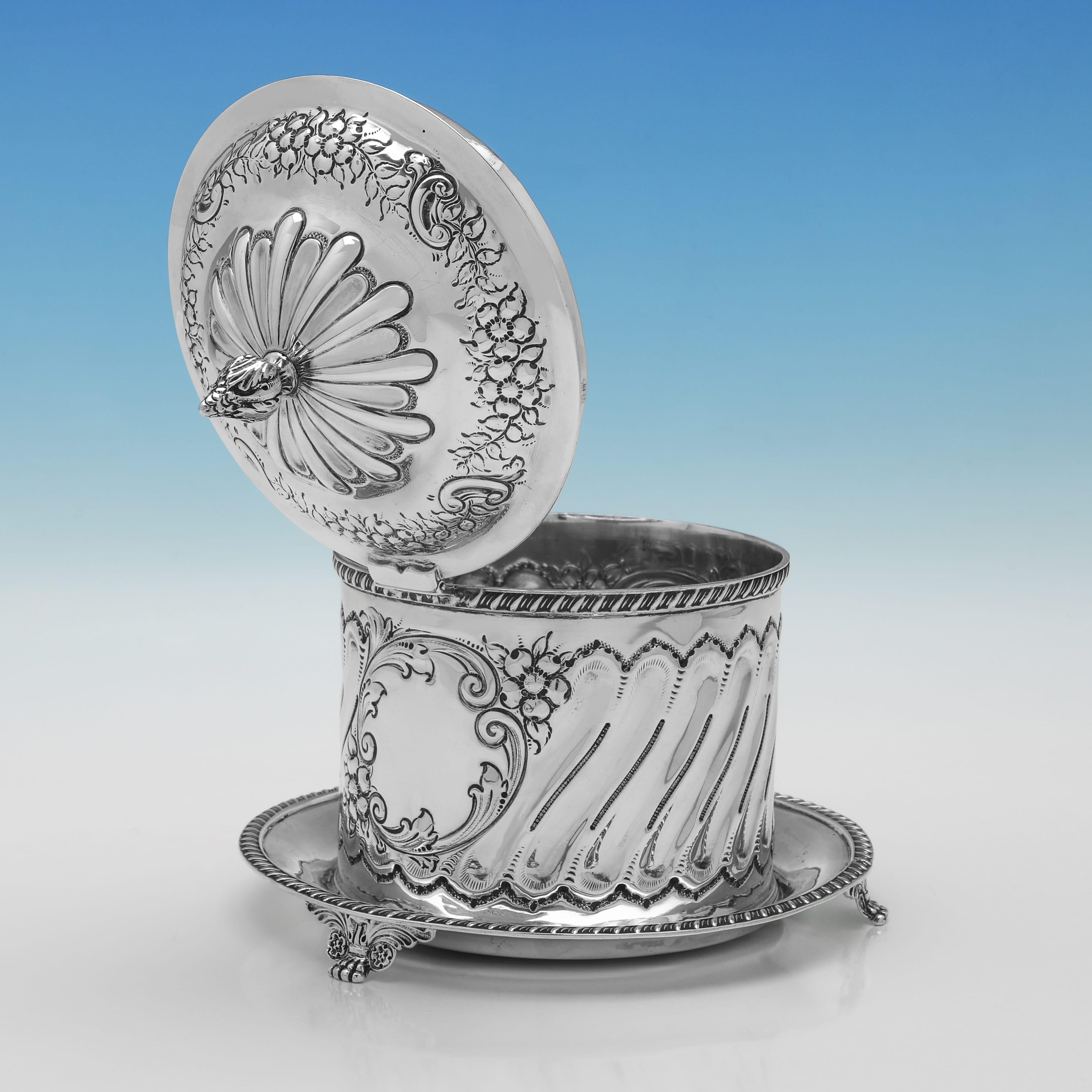 Inglese Biscottiera vittoriana in argento sterling di William Hutton, Londra 1899 in vendita