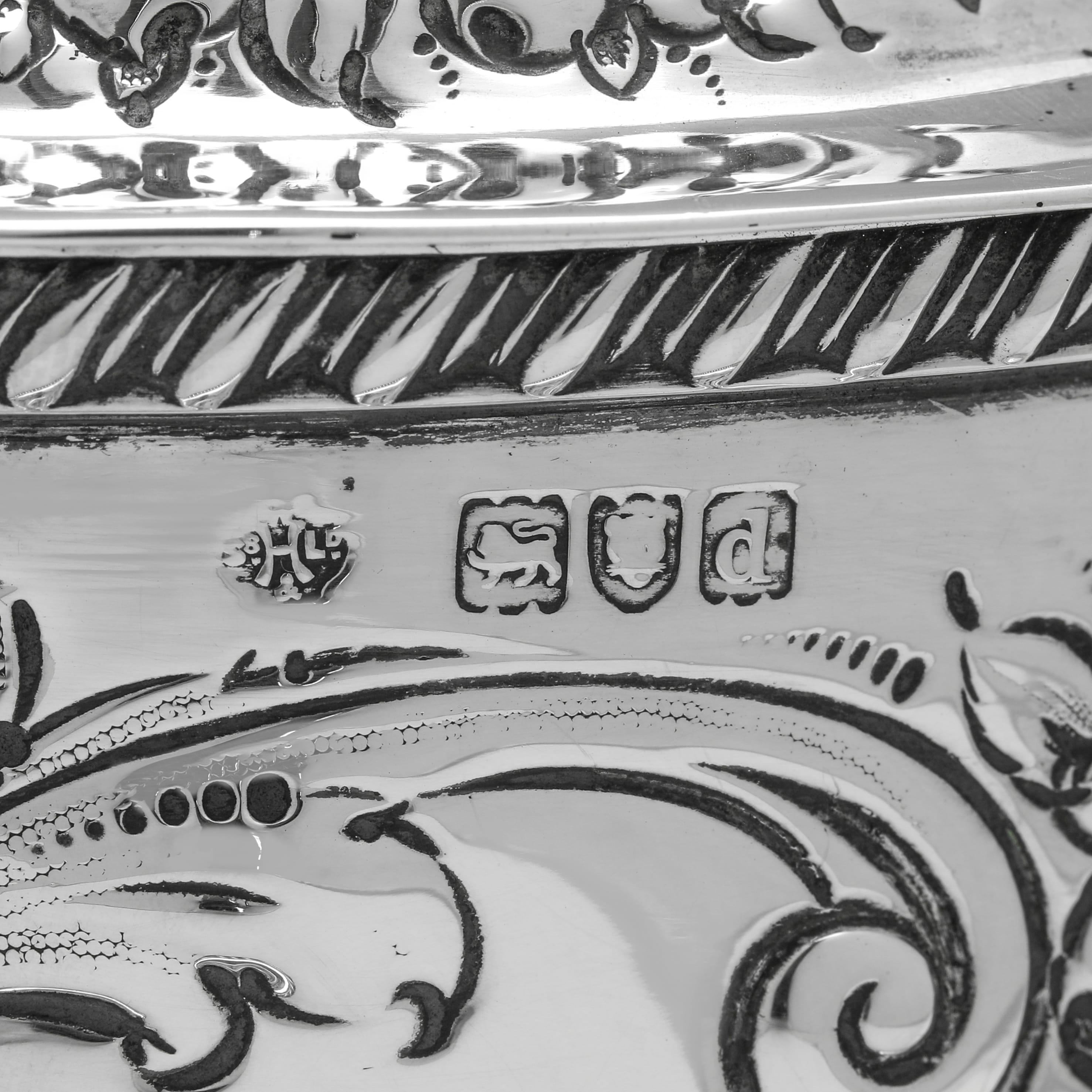 Argento 925 Biscottiera vittoriana in argento sterling di William Hutton, Londra 1899 in vendita