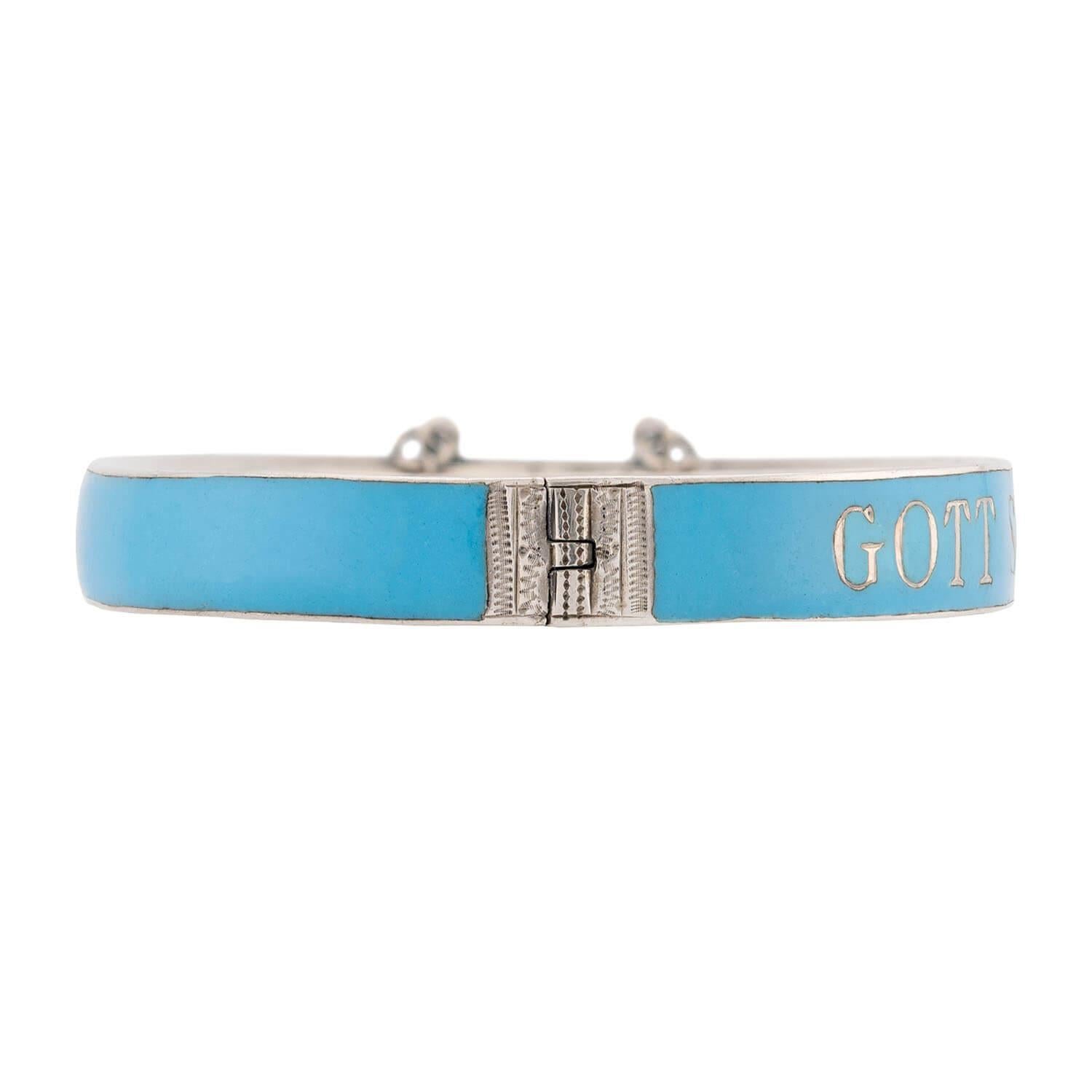 Un bellissimo e insolito braccialetto bangle del periodo vittoriano (ca1880)! Realizzato in argento sterling, questo favoloso pezzo ha un design semplice e accattivante. Il bracciale presenta una superficie liscia smaltata di colore blu chiaro che