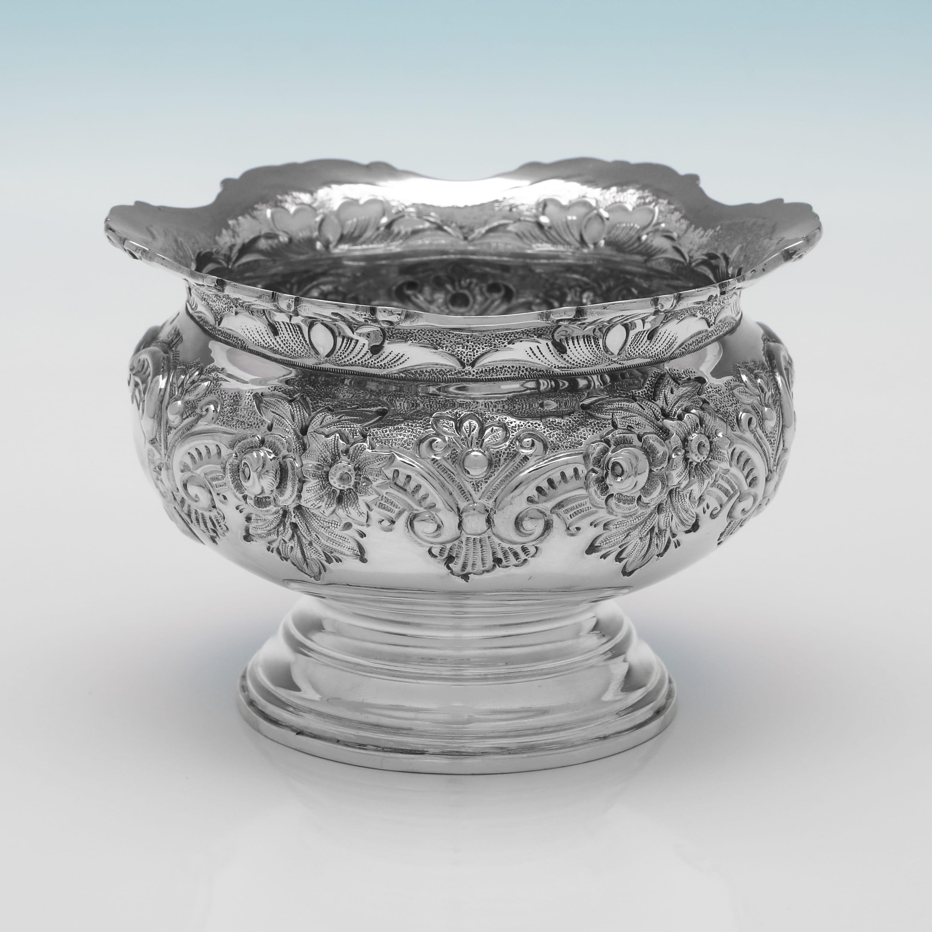 Marchiata a Chester nel 1900 da John & William Deakin, questa attraente ciotola vittoriana in argento antico poggia su una base a piedistallo ed è caratterizzata da una decorazione floreale e da un bordo sagomato. La ciotola misura 3,5