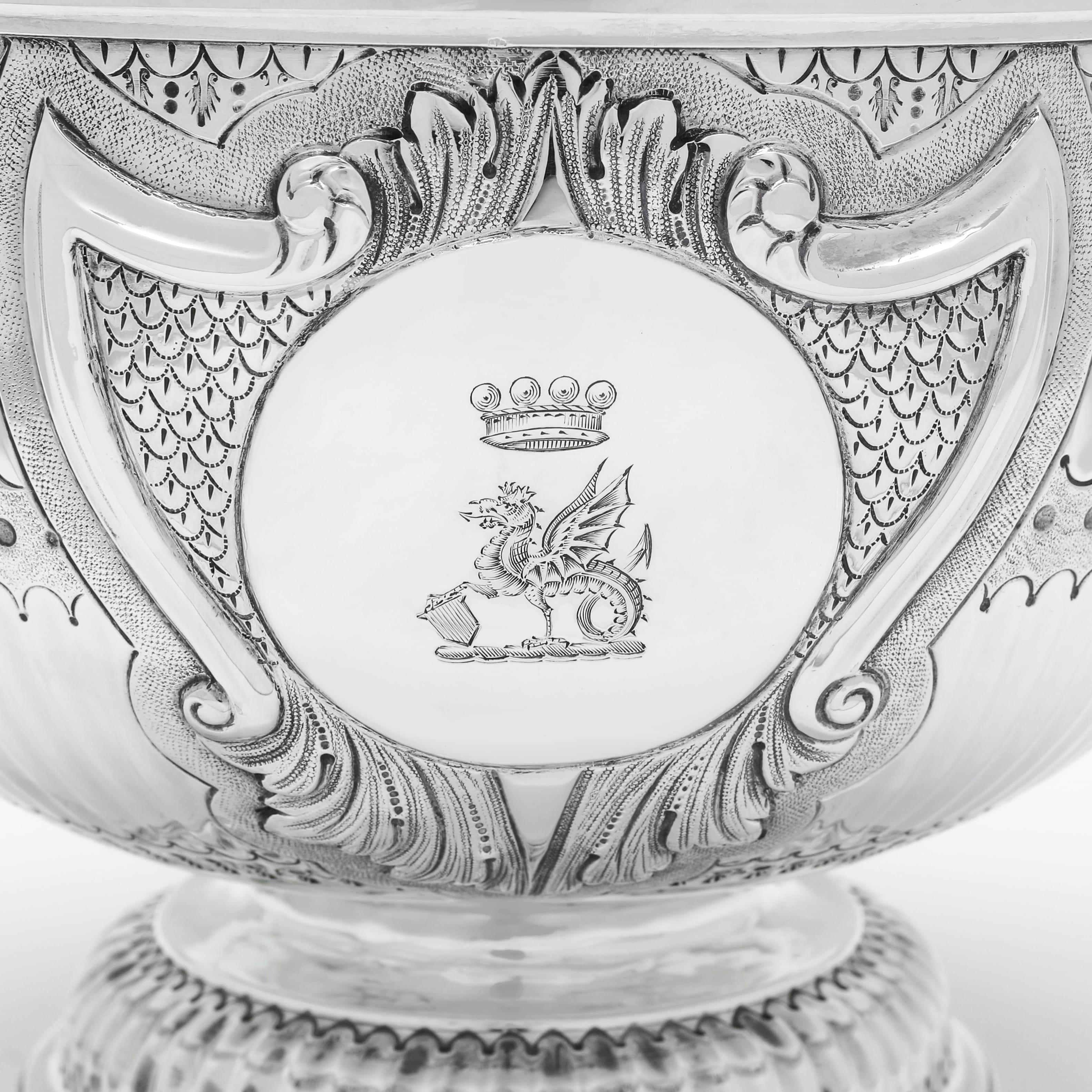 English Victorian sterling silver bowl made in London in 1888 by Charles Stuart Harris For Sale