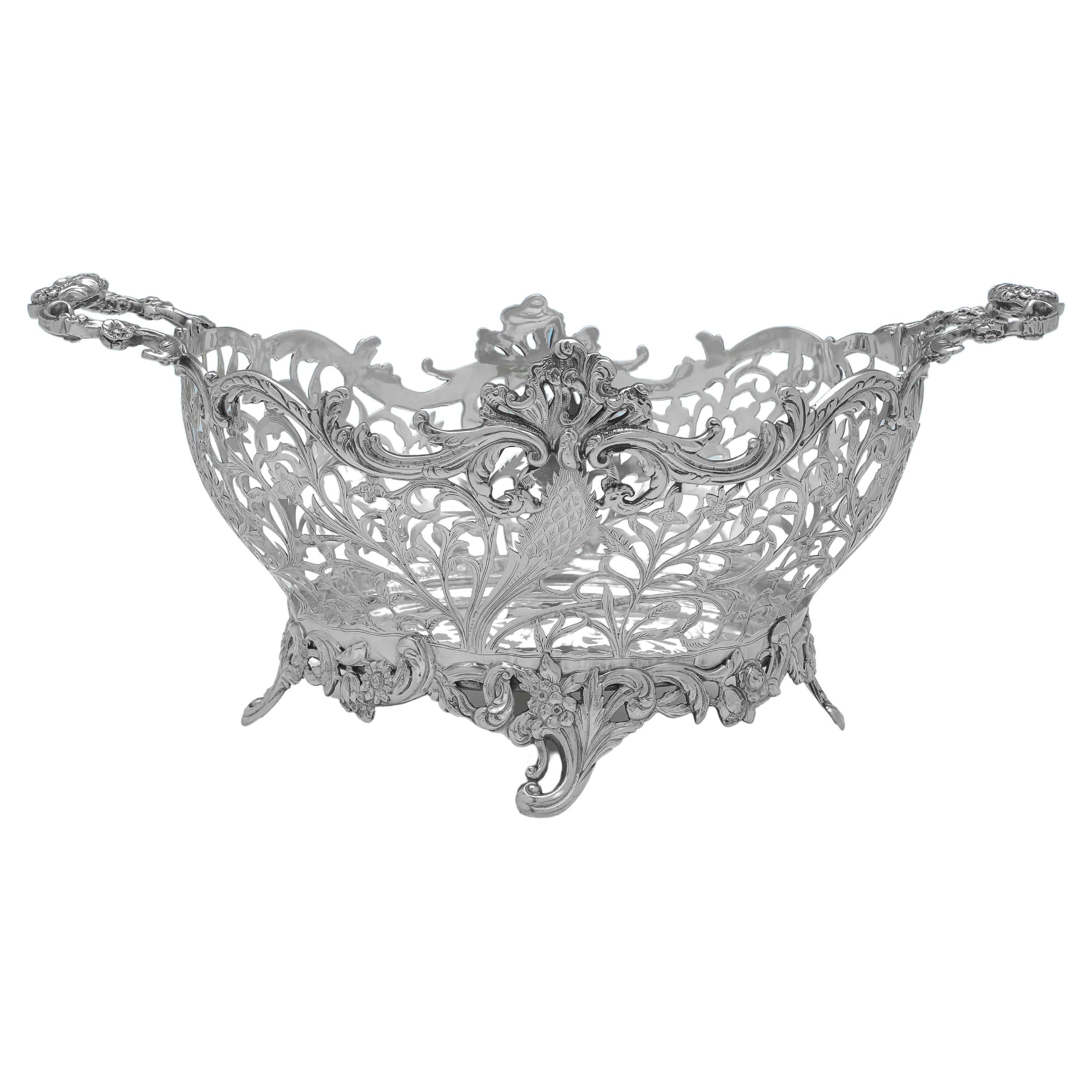 Victorian Sterling Silver Bread Dish or Serving Dish, London 1899 W. Comyns For Sale