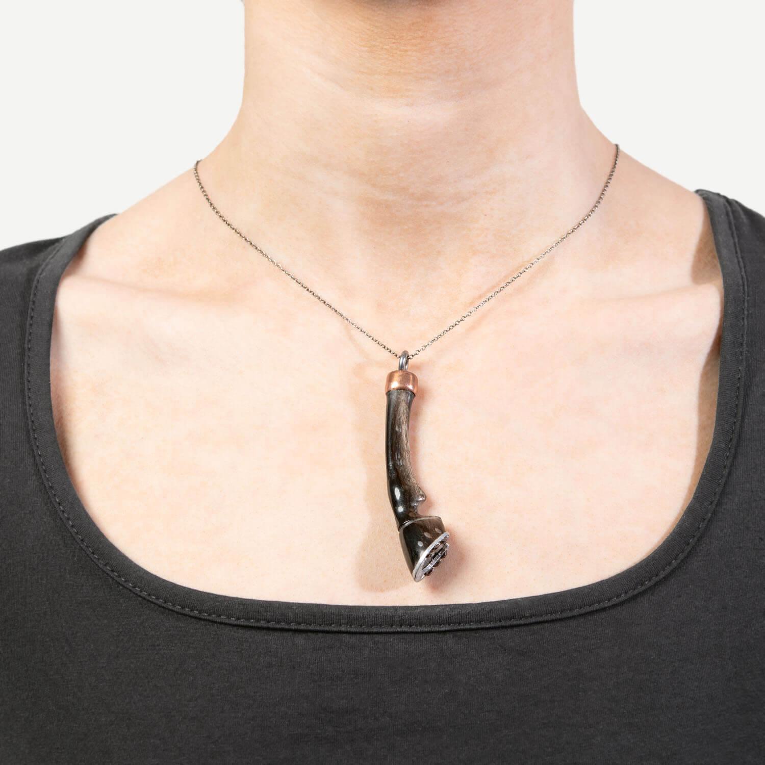 Pendentif victorien en argent sterling en forme de jambe de cheval en corne sculptée Bon état - En vente à Narberth, PA