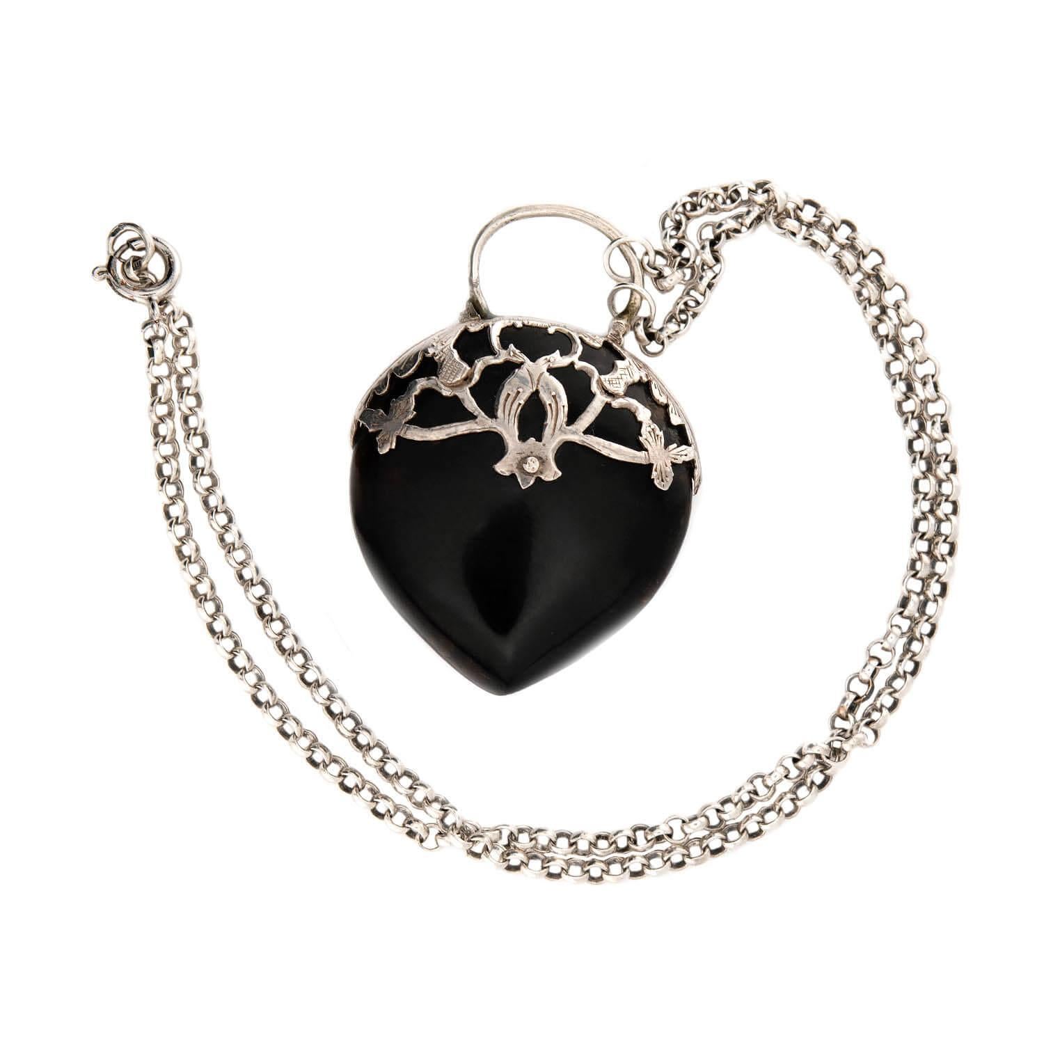Viktorianische Halskette mit geschnitztem Horn- Padlock-Anhänger aus Sterlingsilber Damen im Angebot