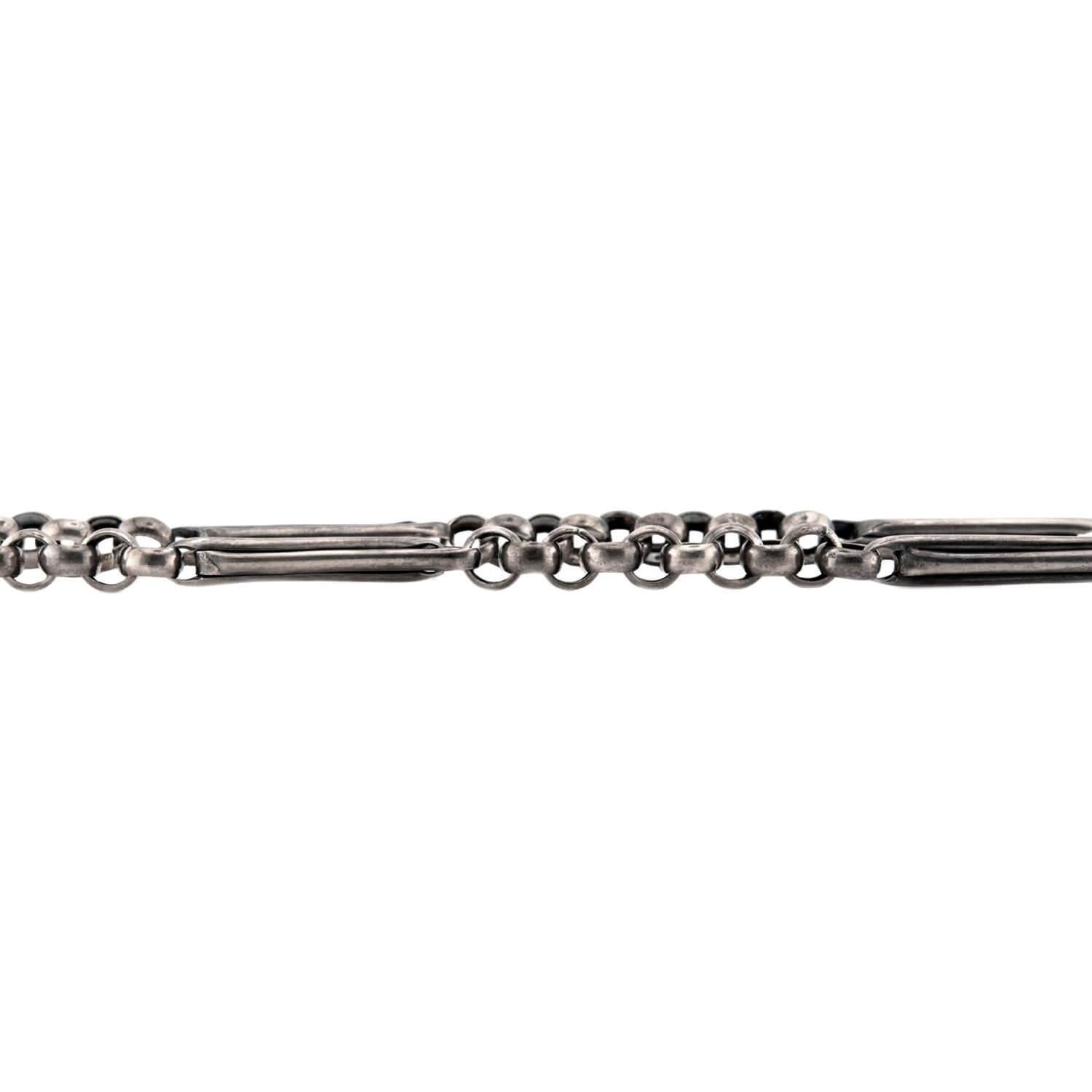 Eine fabelhafte und auffällige Sterlingsilberkette aus der viktorianischen Ära (ca. 1880er Jahre)! Diese aus Sterlingsilber gefertigte Kette besteht aus großen Rolongliedern und 16 gerippten rechteckigen Gliedern. Das Schmuckstück wird mit einem