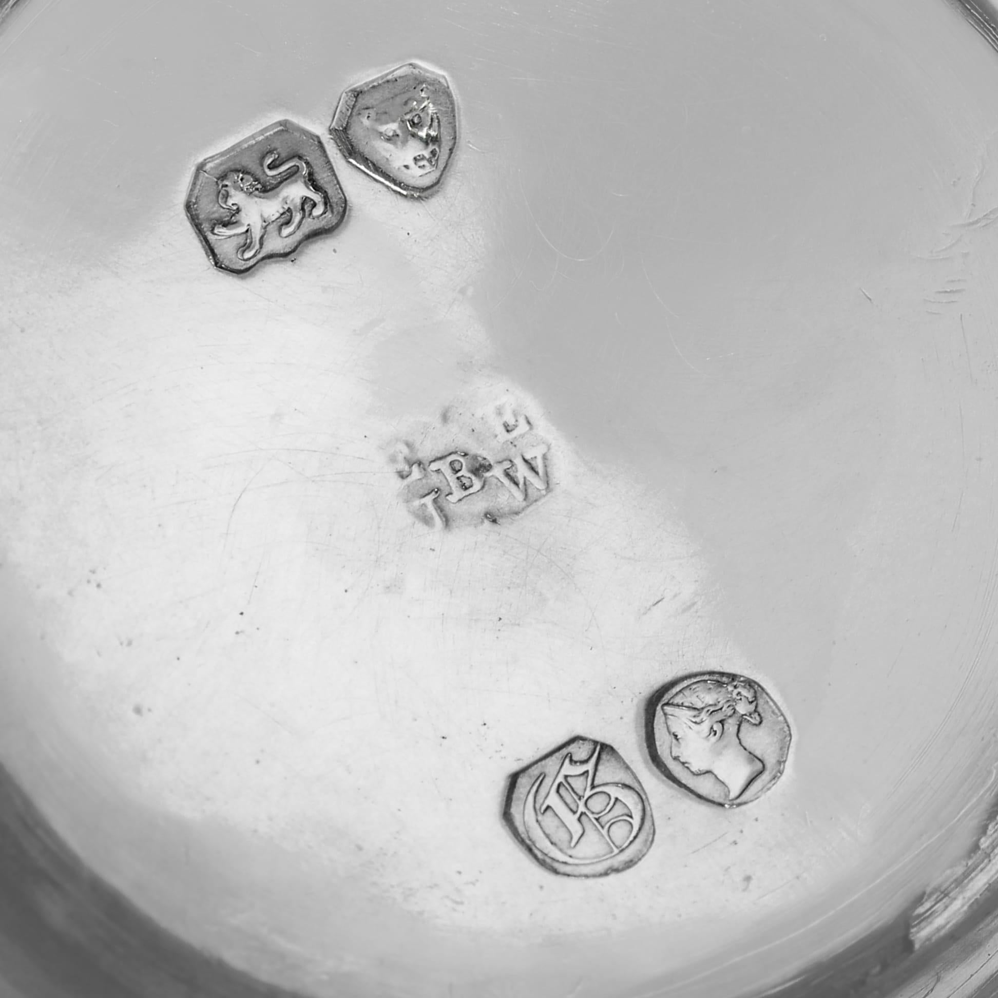 Tasse de baptême victorienne en argent sterling fabriquée par Barnards en 1842 Bon état - En vente à London, London