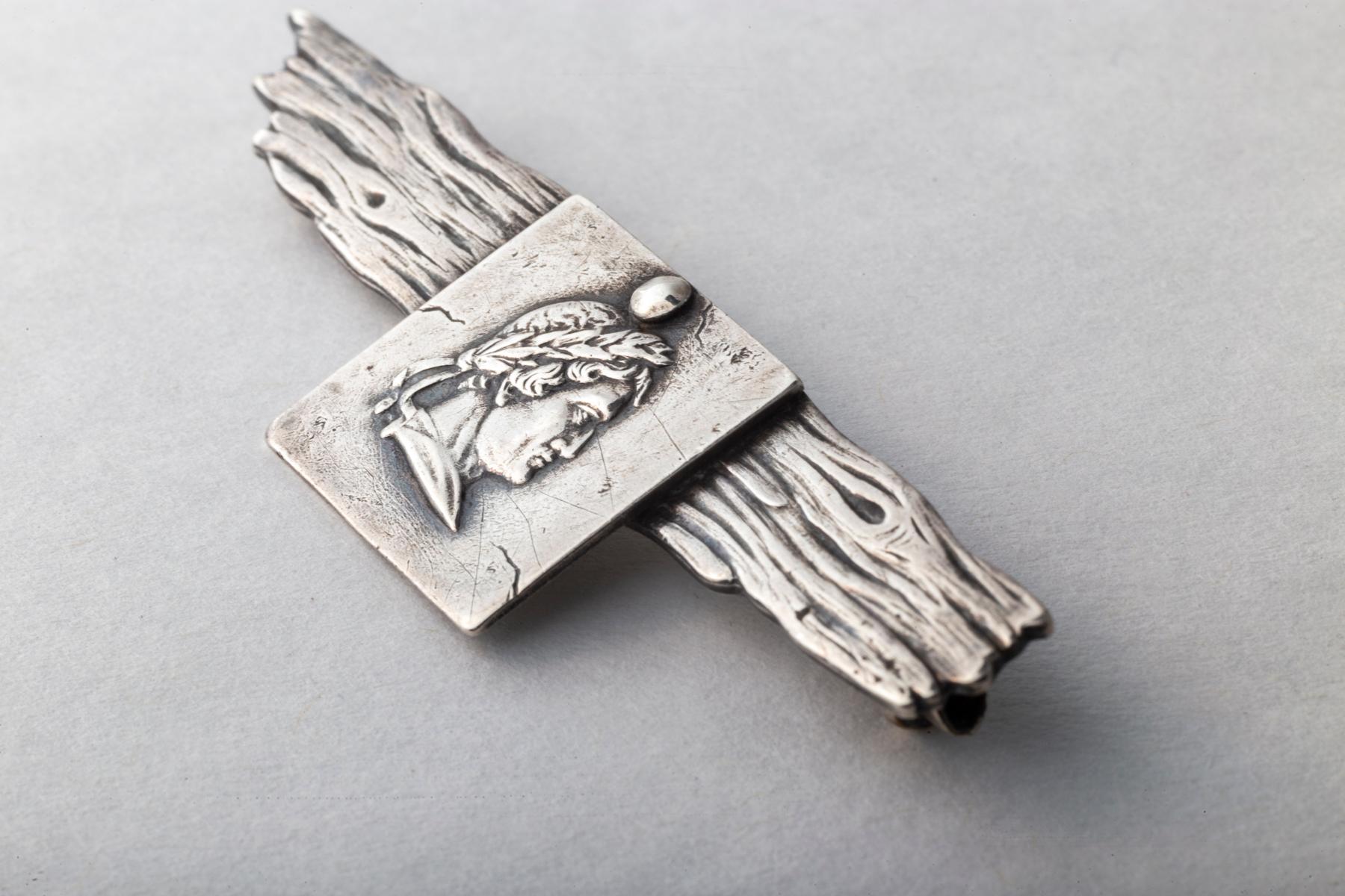 A Sterling Silver Pin done to fool the eye is an engraved classical head attached with a tack to tree bark. In fact the term Trompe L'oile literally means to fool the eye. The Trompe L'oile on bark was popular in Russia in the late 19th century. The