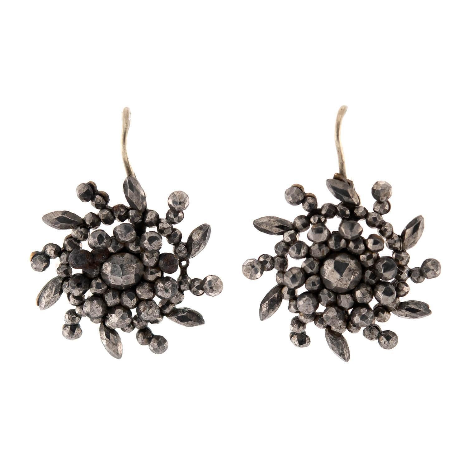 Victorien Boucles d'oreilles victoriennes en argent sterling taillé à motif flocon de neige en vente