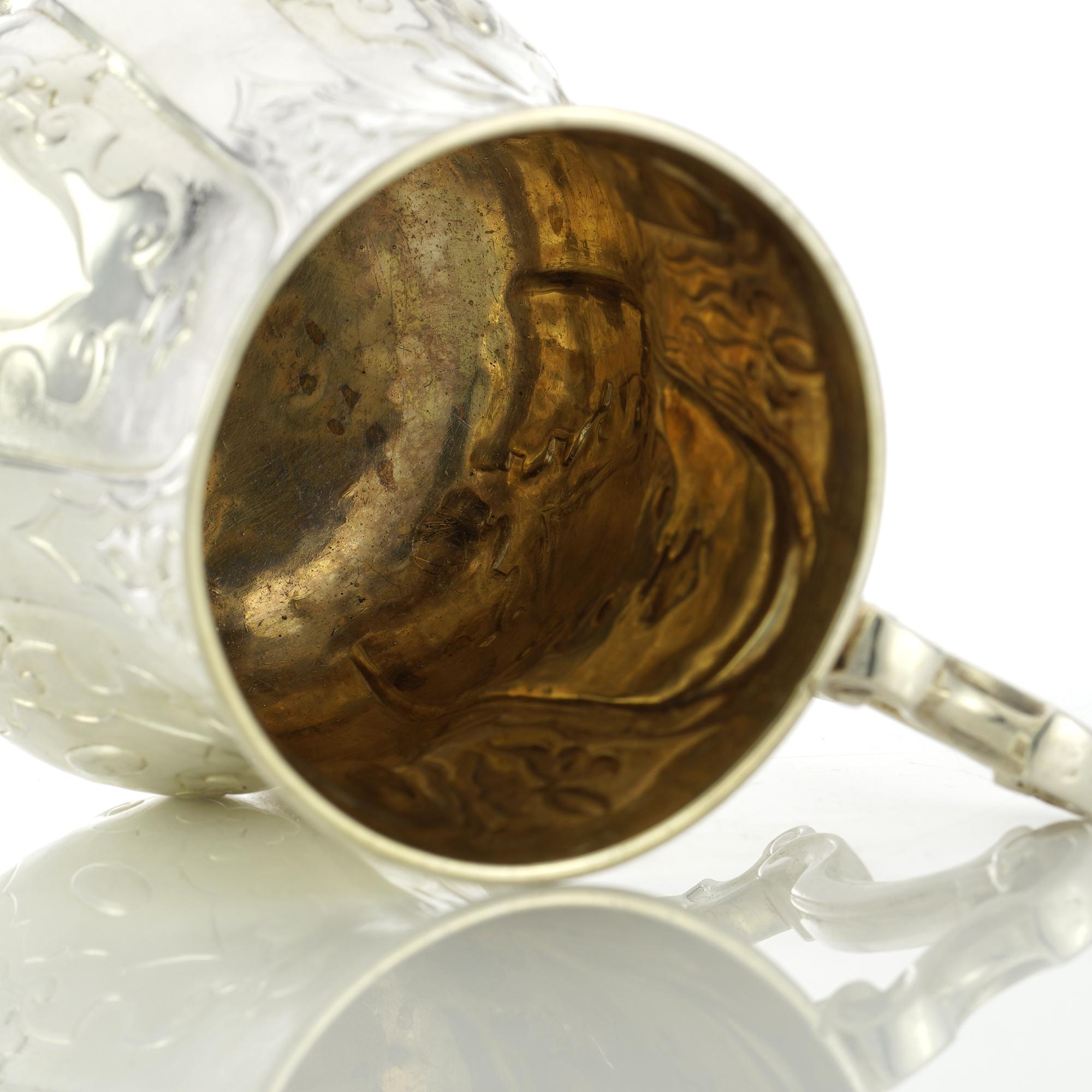 Milieu du XIXe siècle Tasse décorative victorienne en argent sterling avec poignée en vente
