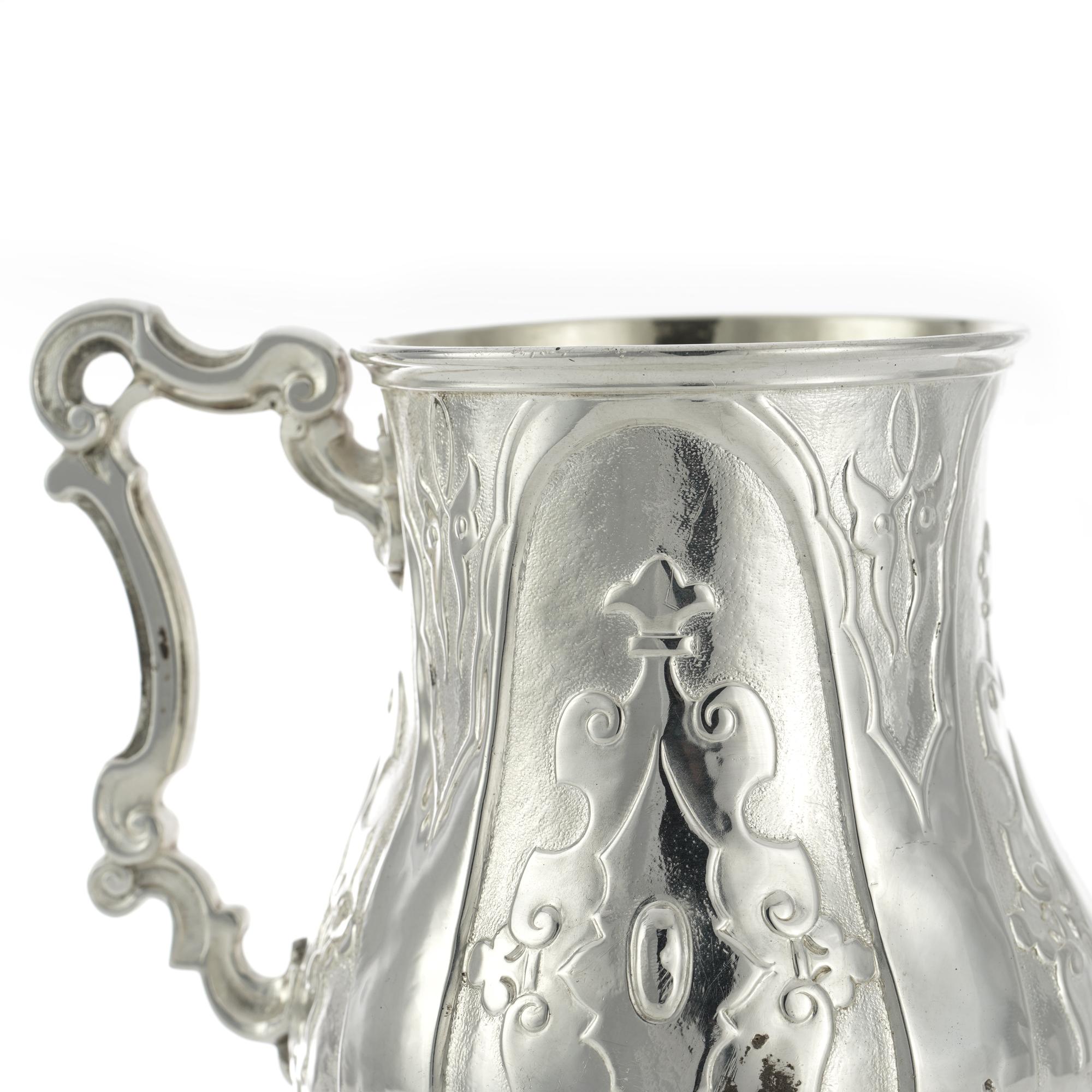 Dekorative viktorianische Tasse aus Sterlingsilber mit Henkel (Silber) im Angebot