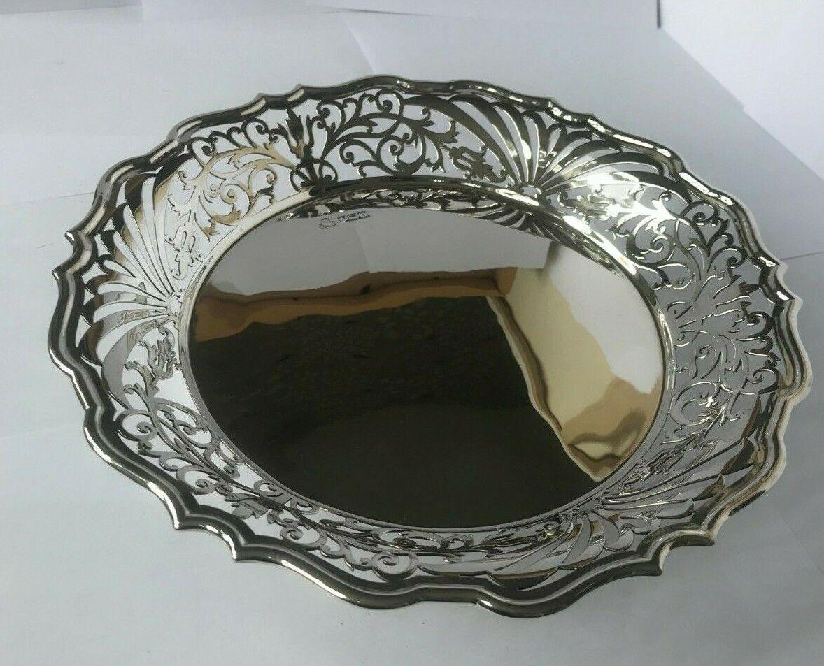 Victorian Sterling Silver Dish by Manoah Rhodes & Sons Silversmiths from 1901

In good vintage condition, this is a beautiful bowl or dish, perfect for fruit, chocolates or cakes. It has a lovely pierced design. The dish stands on three scrolled