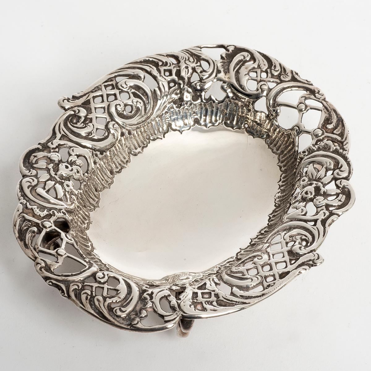 This pretty victorian dish/tray is in excellent condition, with embossed edging.  This piece is Hallmarked Birmingham 1892, and measures 110mm x 95 mm.