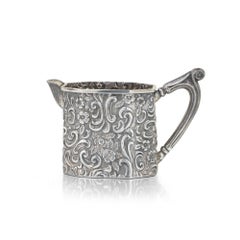 Jarra para la leche victoriana de plata de ley con relieve, Birmingham, 1897