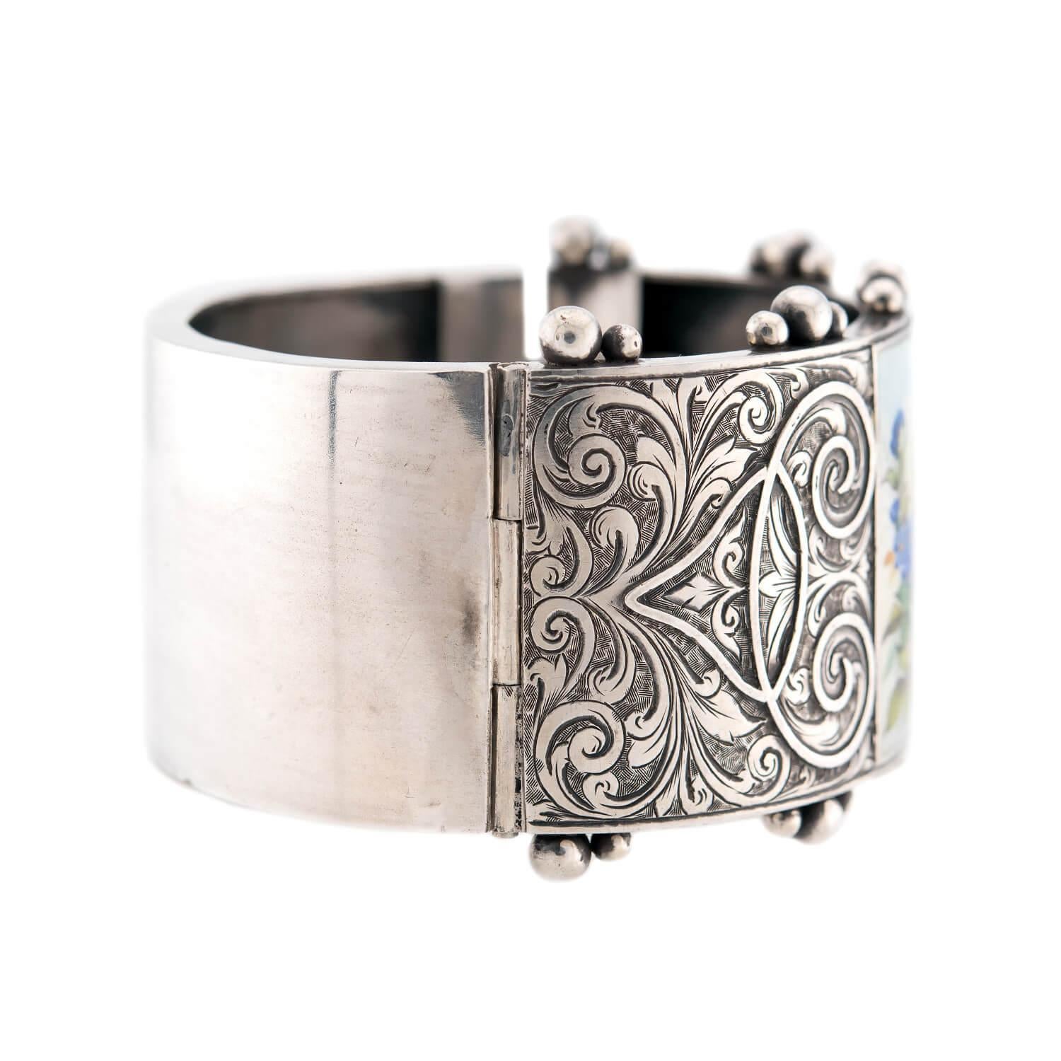 Un fantastique bracelet en sterling de l'époque victorienne (vers les années 1880) ! Fabriqué en argent sterling, ce bracelet épais est orné d'un magnifique portrait émaillé. Le portrait de forme carrée représente de jolies fleurs épanouies et des