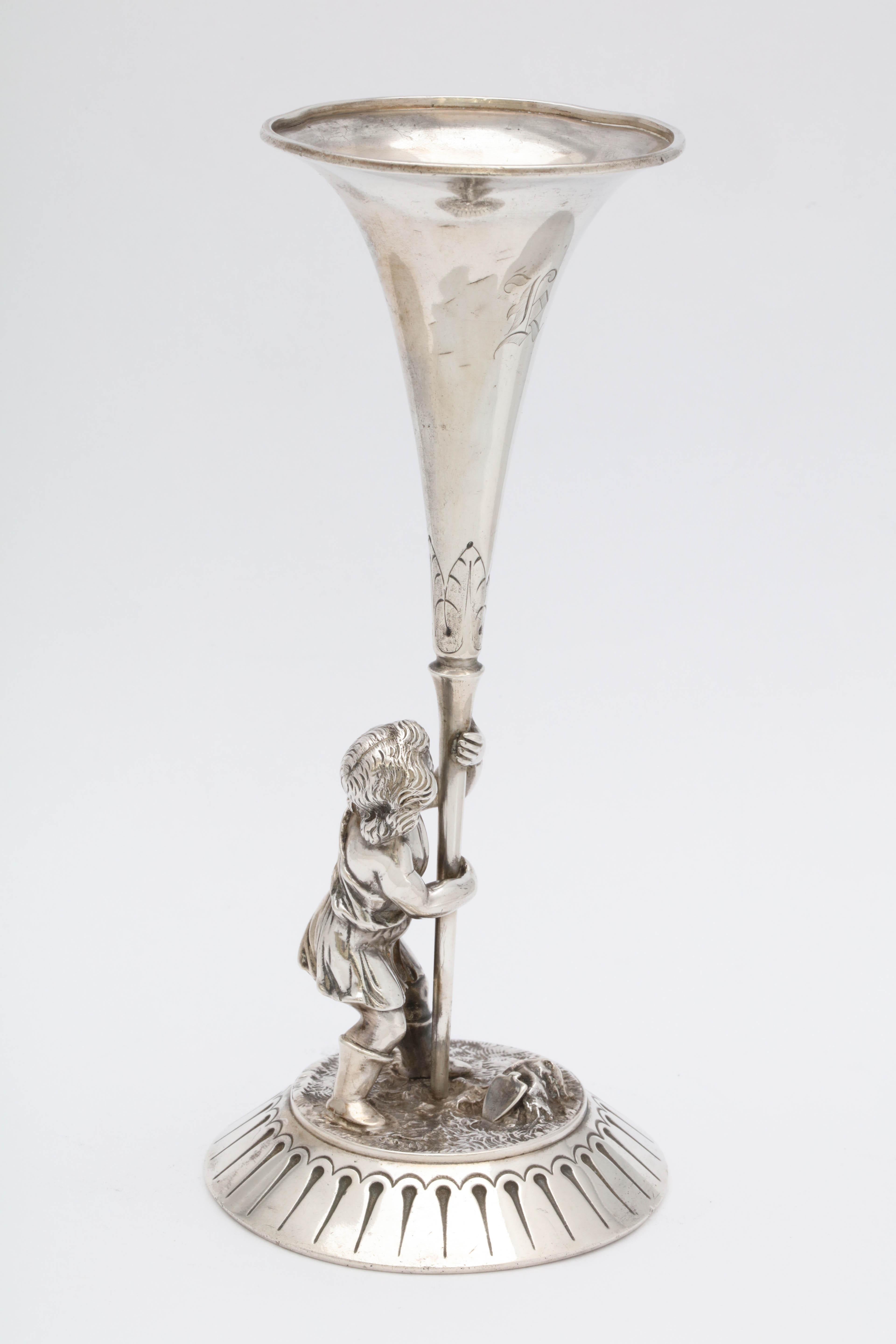 Milieu du XIXe siècle Vase à bourgeons figuratif victorien en argent sterling par Gorham en vente