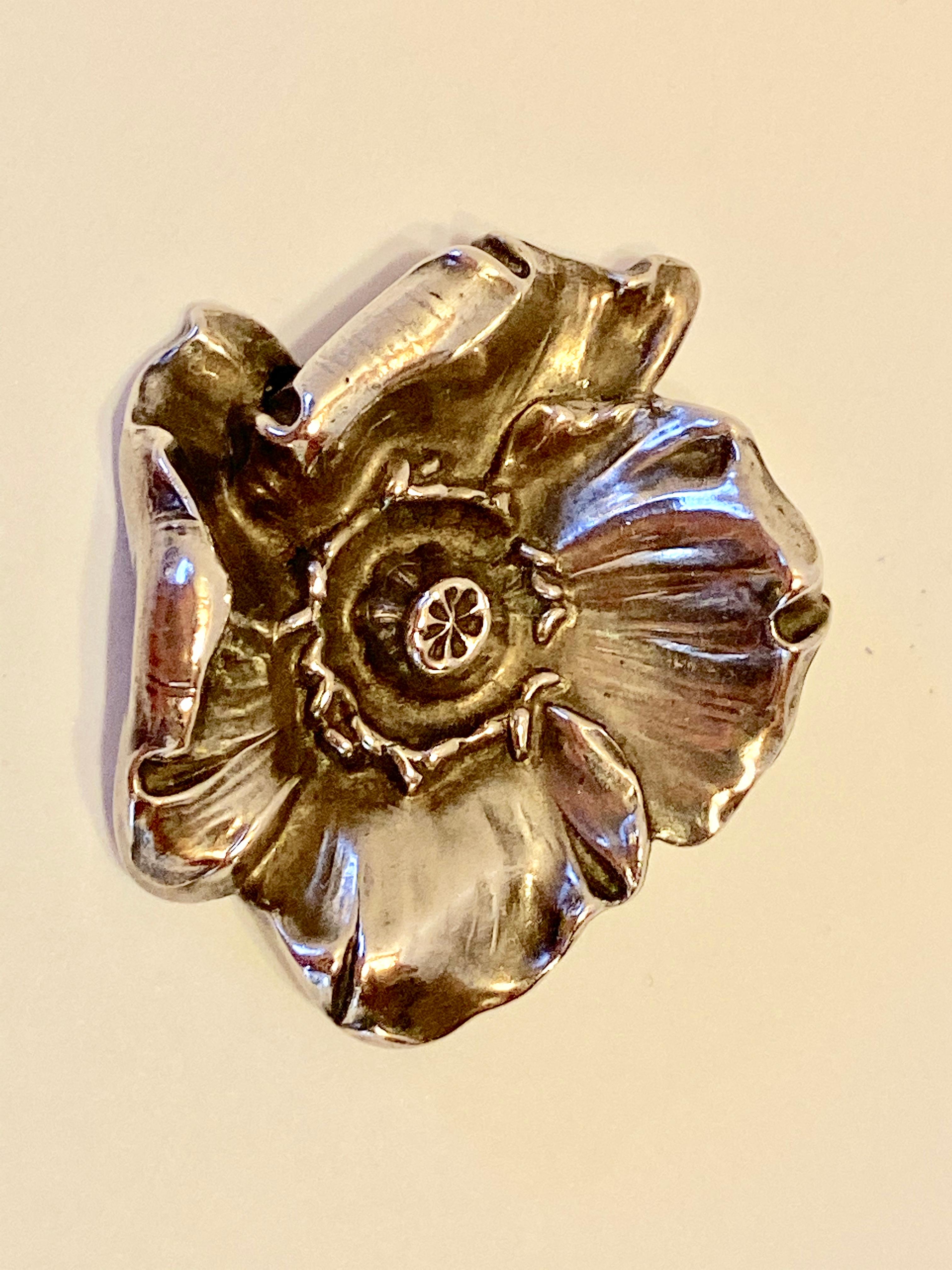 Victorian Sterling Silver Floral 2-Piece Belt Buckle With Matching Floral Brooch In Good Condition For Sale In New York, NY
