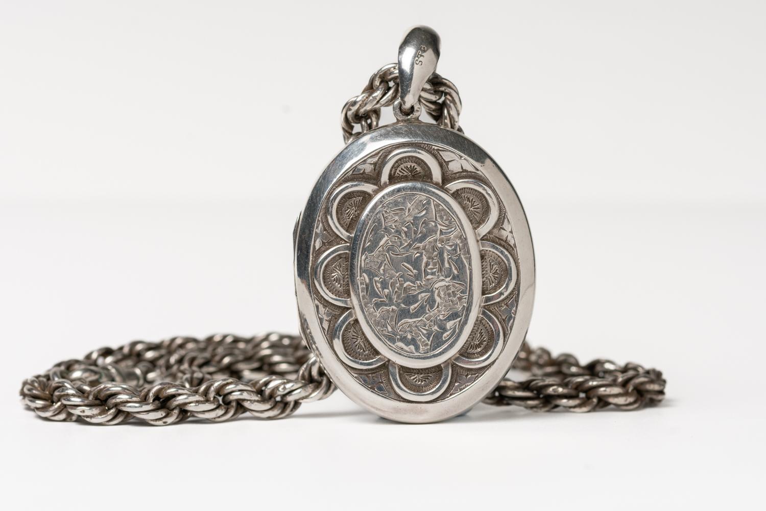 Victorian Sterling Silver Floral Locket With A Chain In Good Condition For Sale In Portland, GB