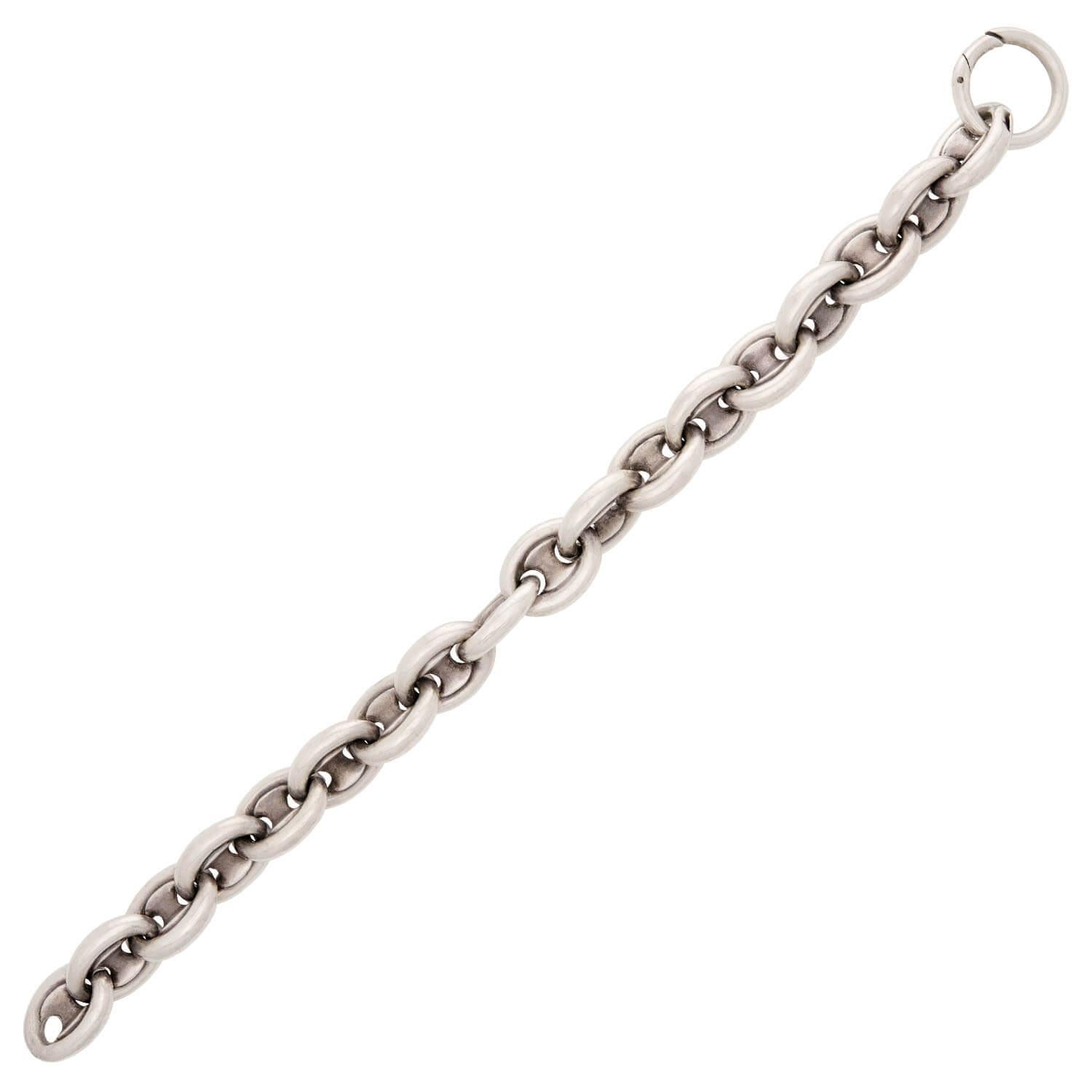 Un élégant bracelet à maillons de l'époque victorienne (vers les années 1880). Fabriquée en argent sterling, cette pièce est composée de 18 maillons de style 