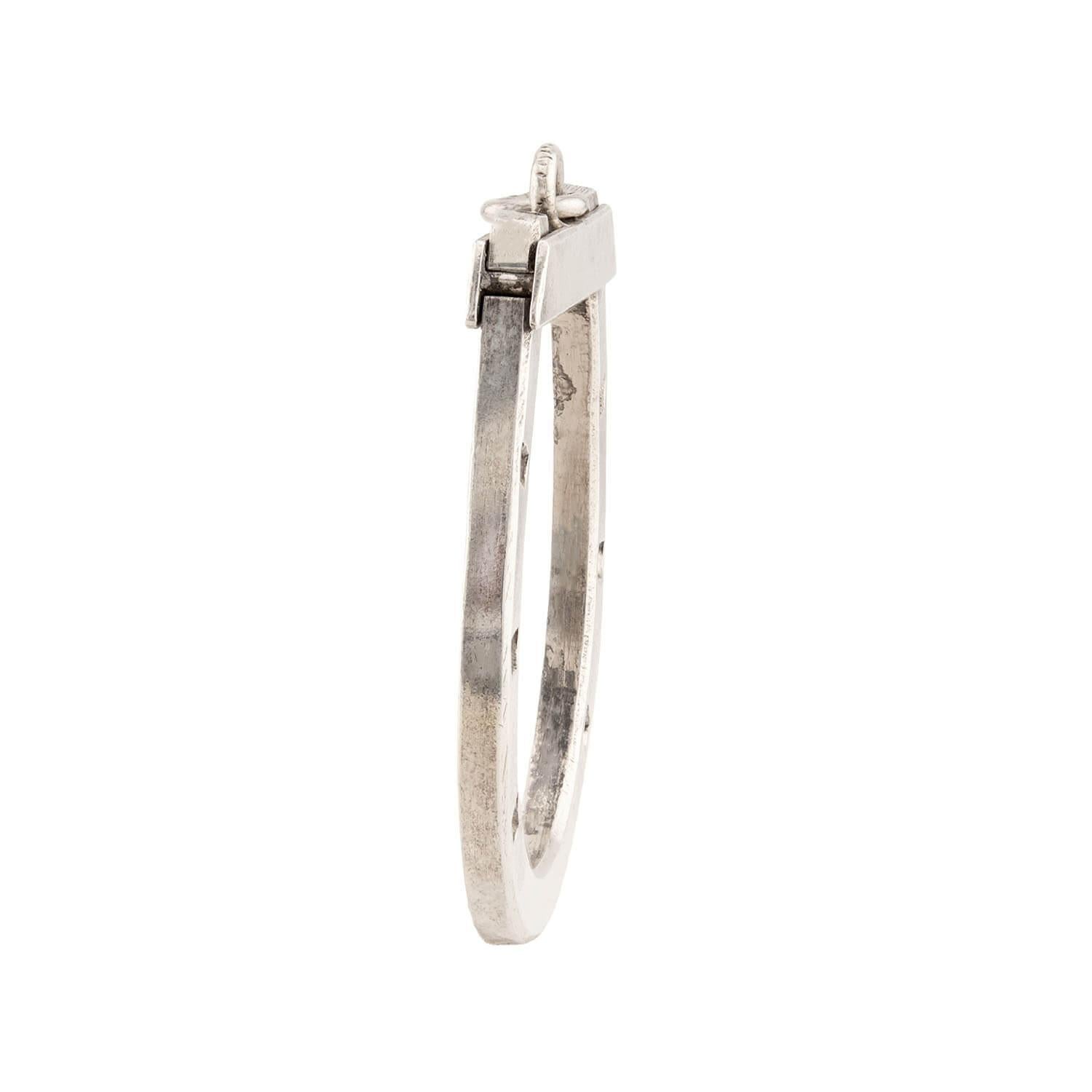 Uno splendido ciondolo a ferro di cavallo di epoca vittoriana (ca. 1880)! Realizzato in argento sterling, questo ciondolo rappresenta un ferro di cavallo semplice e liscio. Ci sono sei piccoli fori per i chiodi sul pezzo, che ne aumentano