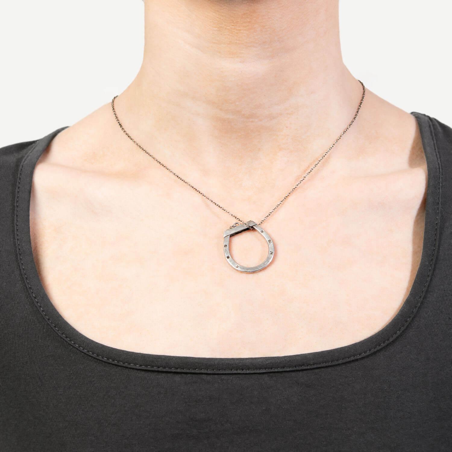 Donna Ciondolo vittoriano a ferro di cavallo incernierato in argento sterling in vendita