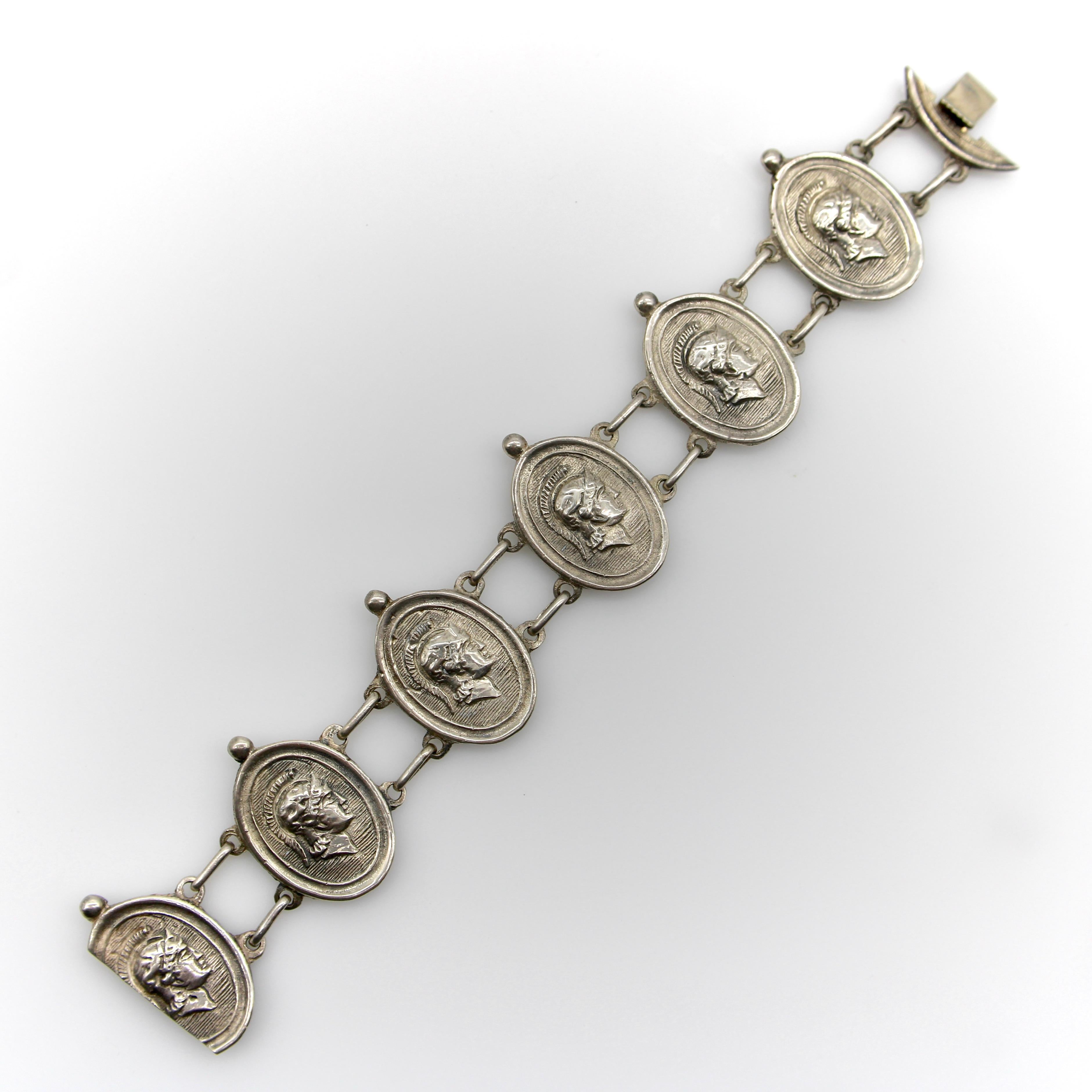 Dieses Gliederarmband aus Sterlingsilber enthält ovale Medaillons mit dem Profil eines stattlichen behelmten Kriegers, ein beliebtes Motiv bei Bestecken der 1880er bis 1890er Jahre, das auch im Schmuckdesign Einzug hielt. Die ovalen Medaillons sind