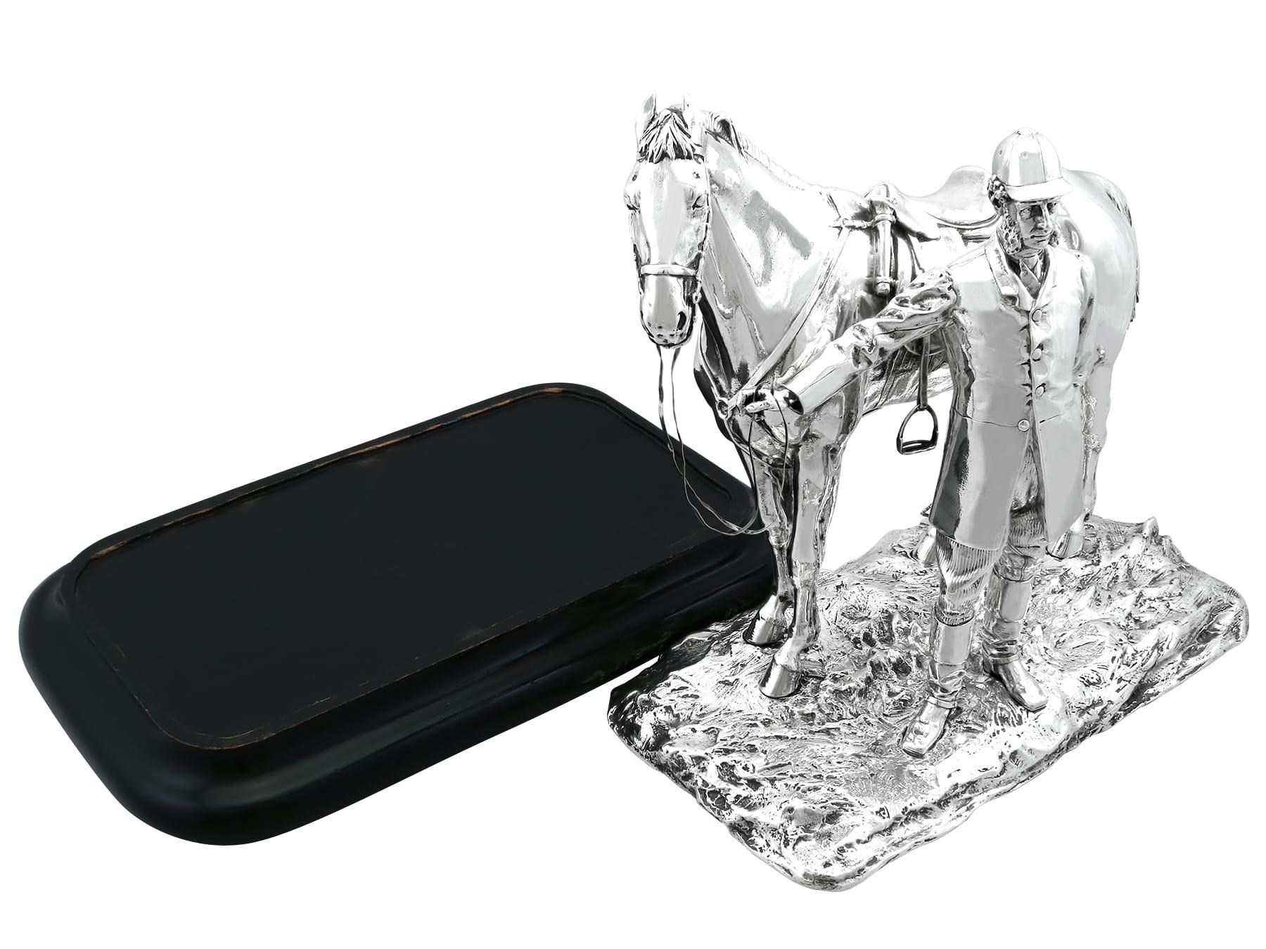 Centre de table victorien ancien cheval et chasseur en argent sterling 1869 en vente 6