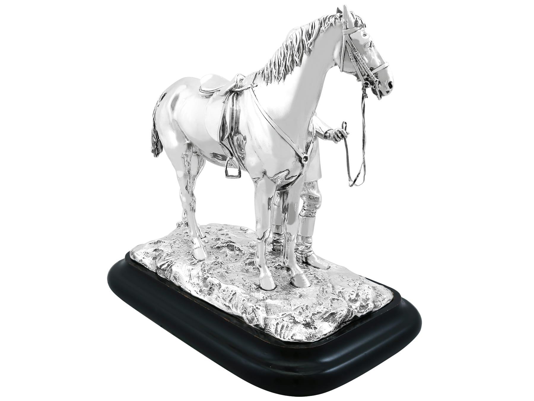 XIXe siècle Centre de table victorien ancien cheval et chasseur en argent sterling 1869 en vente