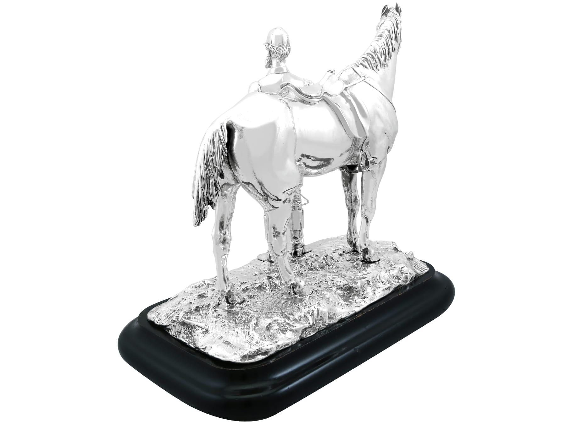 Centre de table victorien ancien cheval et chasseur en argent sterling 1869 en vente 1