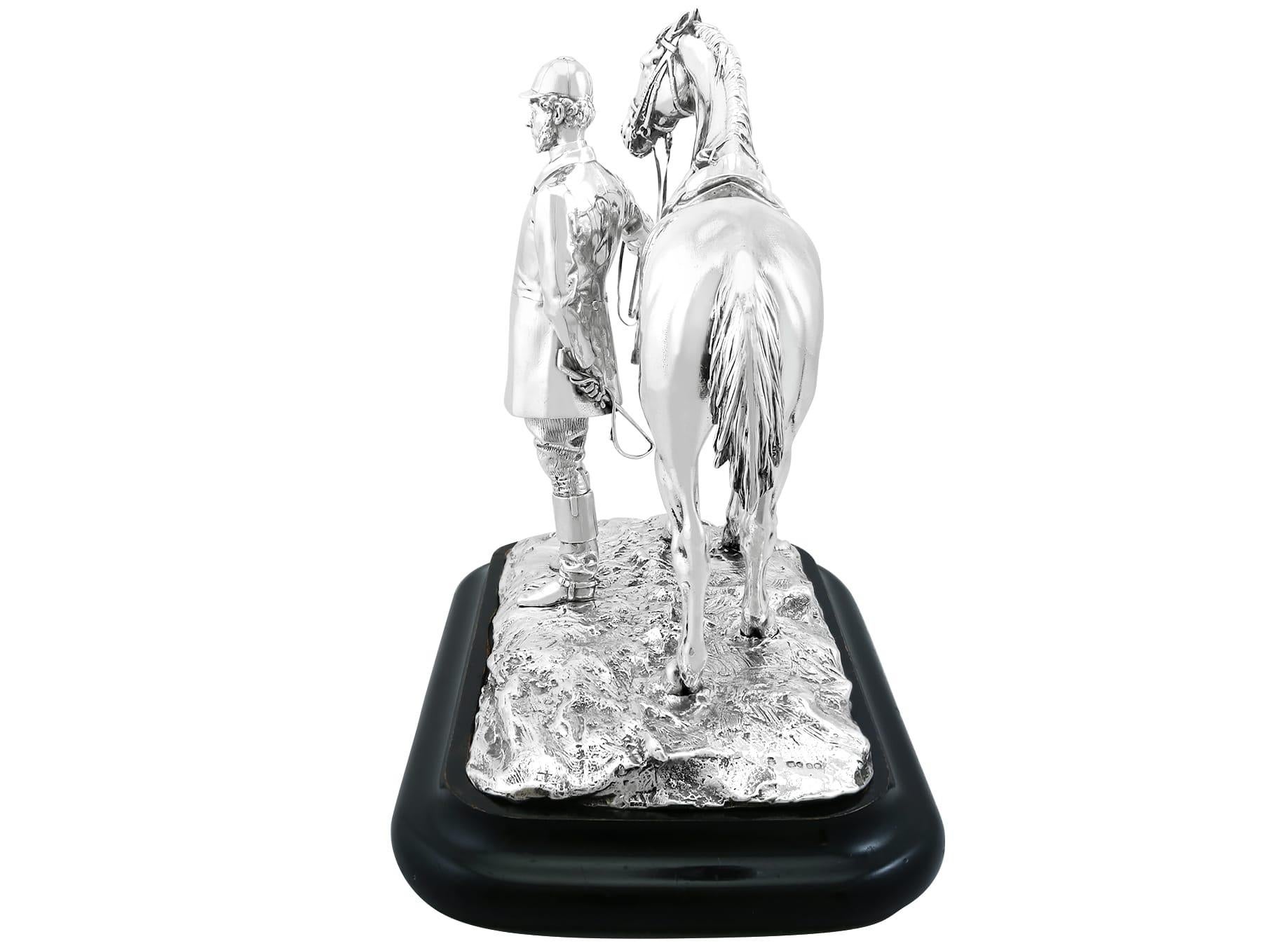 Centre de table victorien ancien cheval et chasseur en argent sterling 1869 en vente 2