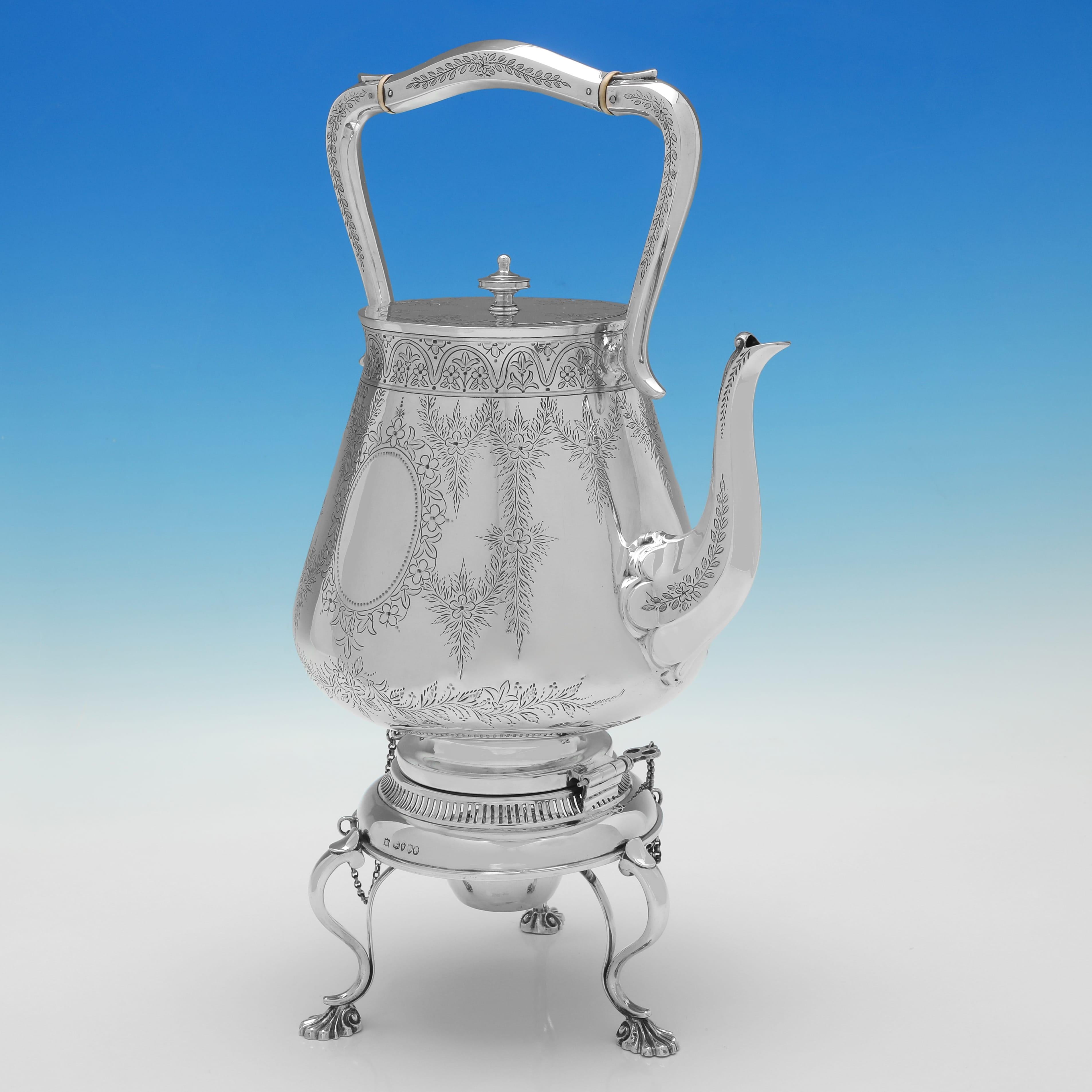 Dieser sehr attraktive viktorianische Kessel aus antikem Sterlingsilber wurde 1881 in London von Edward Hutton gepunzt. Er verfügt über eine durchgehende Gravur und einen gegossenen Ständer mit Brenner. Der Kessel ist 39,5 cm (15,5