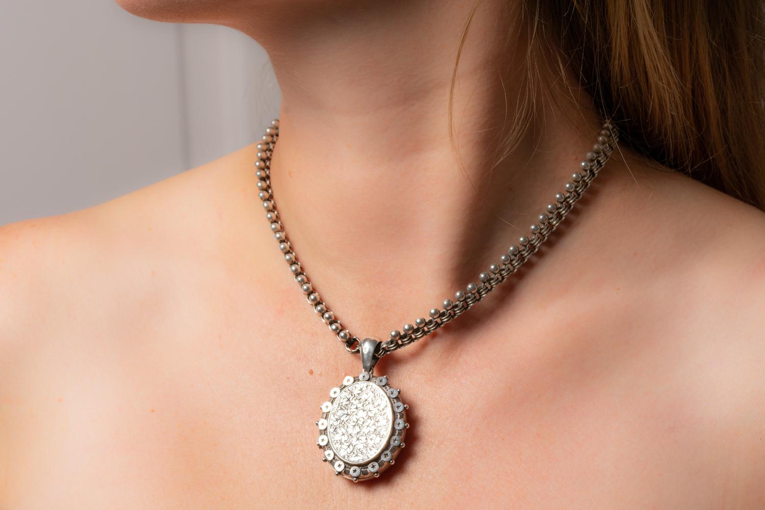 Viktorianisches Sterlingsilber-Medaillon mit Halskette im Zustand „Gut“ in Portland, England