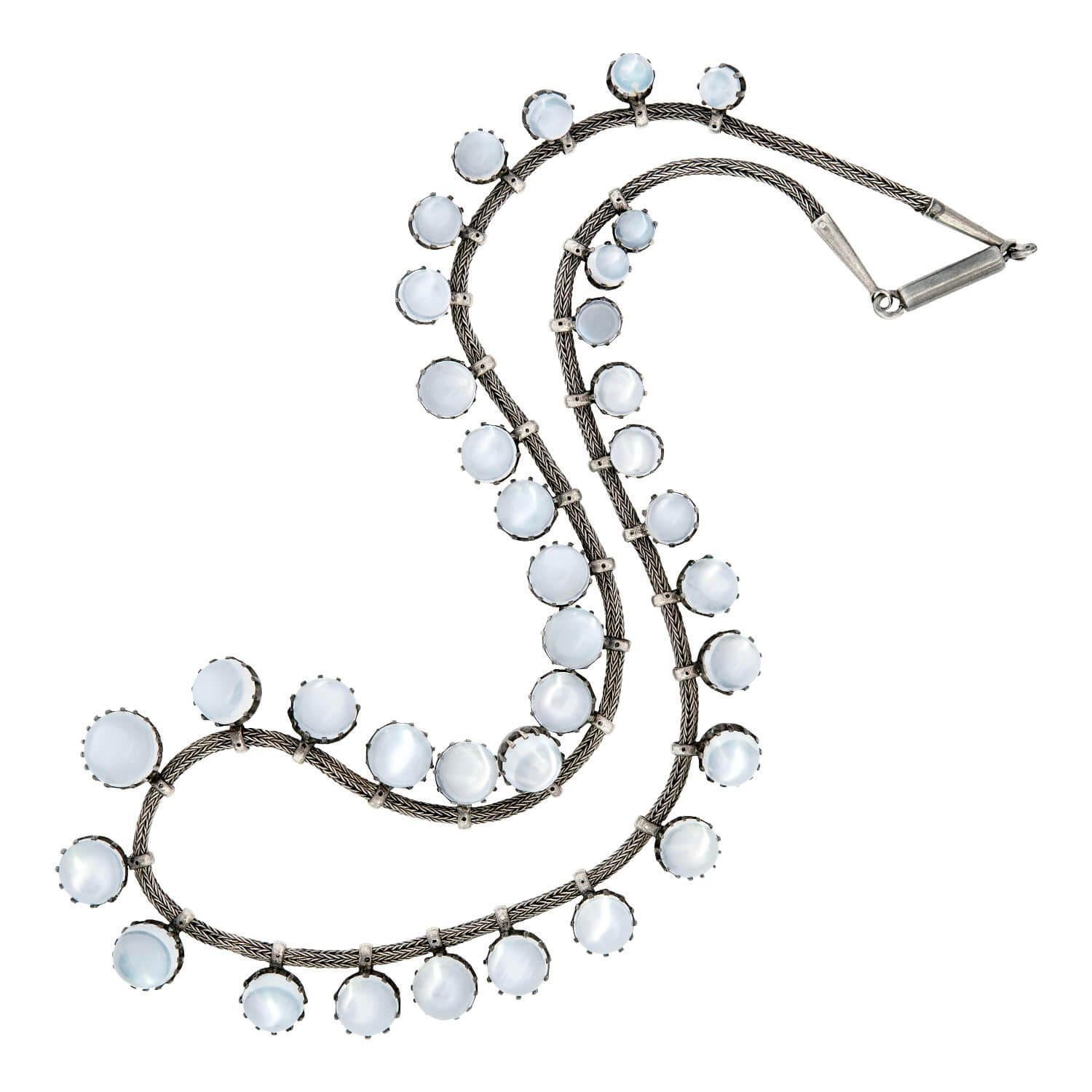 Una collana di pietra di luna assolutamente straordinaria, risalente all'epoca vittoriana (ca. 1880)! Questa splendida collana è composta da maglie di pietra di luna che pendono a festone da una sottile catena in argento sterling. Le bellissime