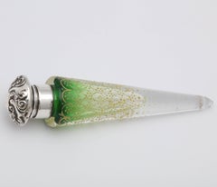 Flacon de parfum victorien à couvercle en argent sterling et cristal vert émaillé