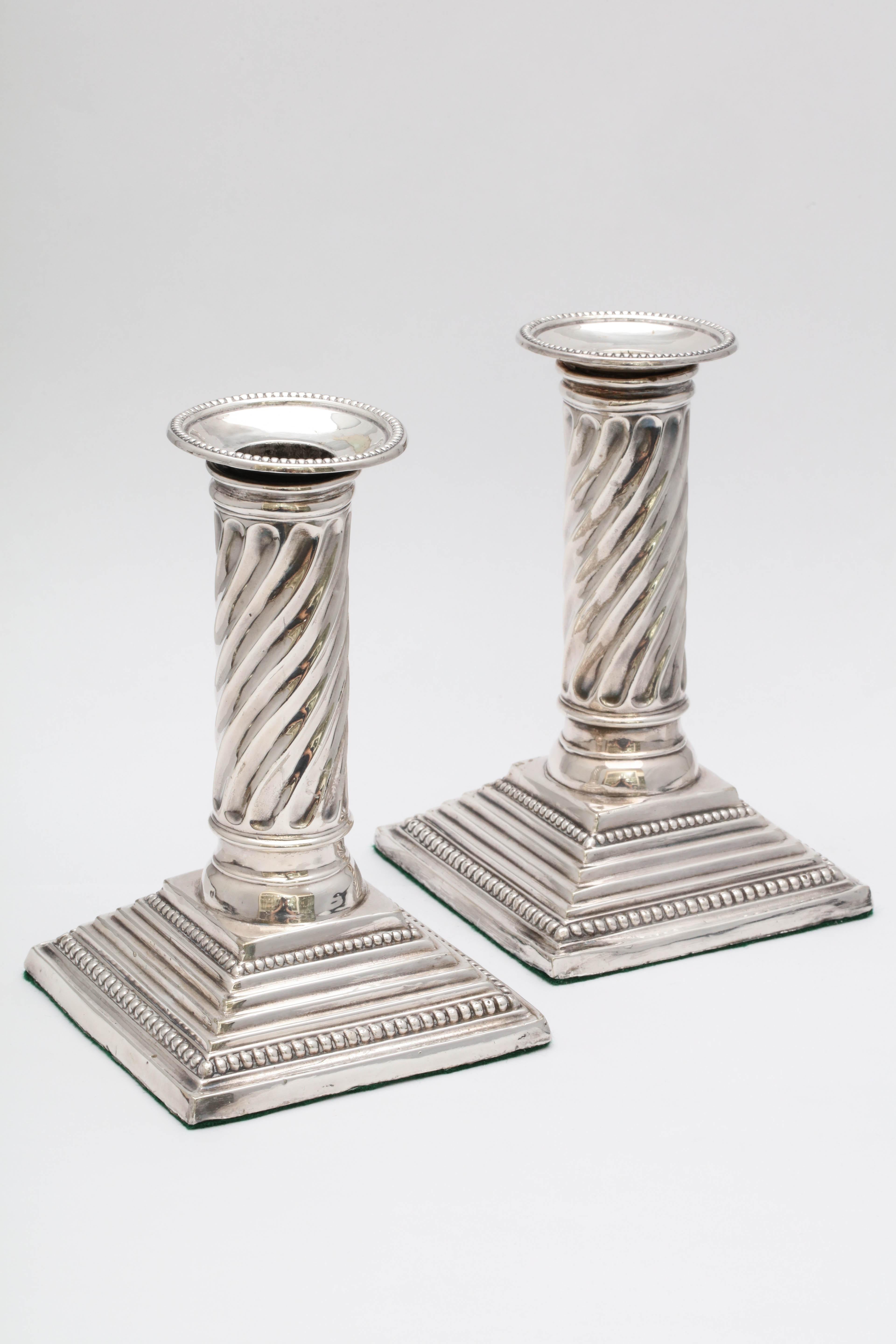 Victorian Sterling Silver Neoclassical Style Spiral Column-Form Candlesticks (Neoklassisch)