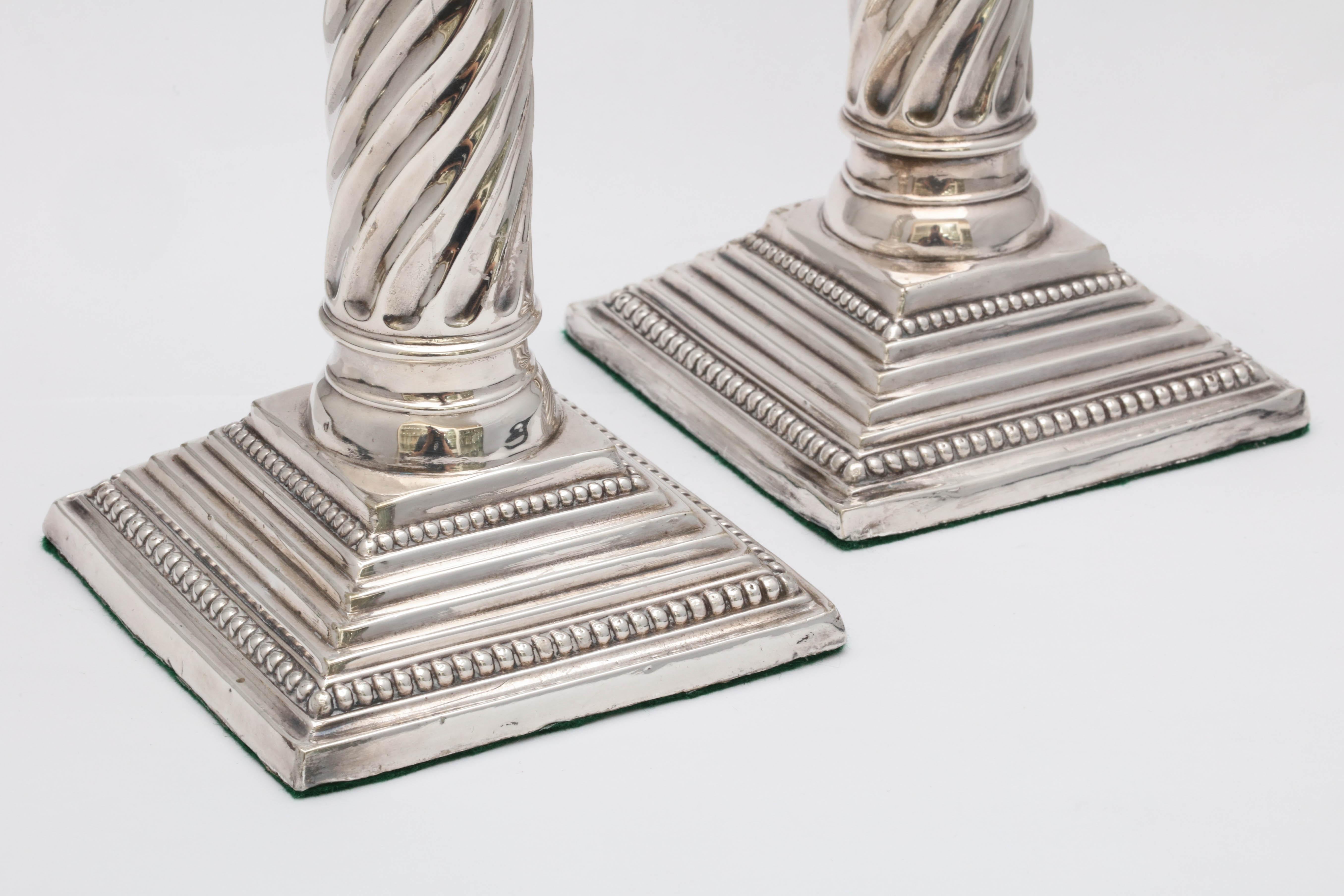 Victorian Sterling Silver Neoclassical Style Spiral Column-Form Candlesticks (Englisch)