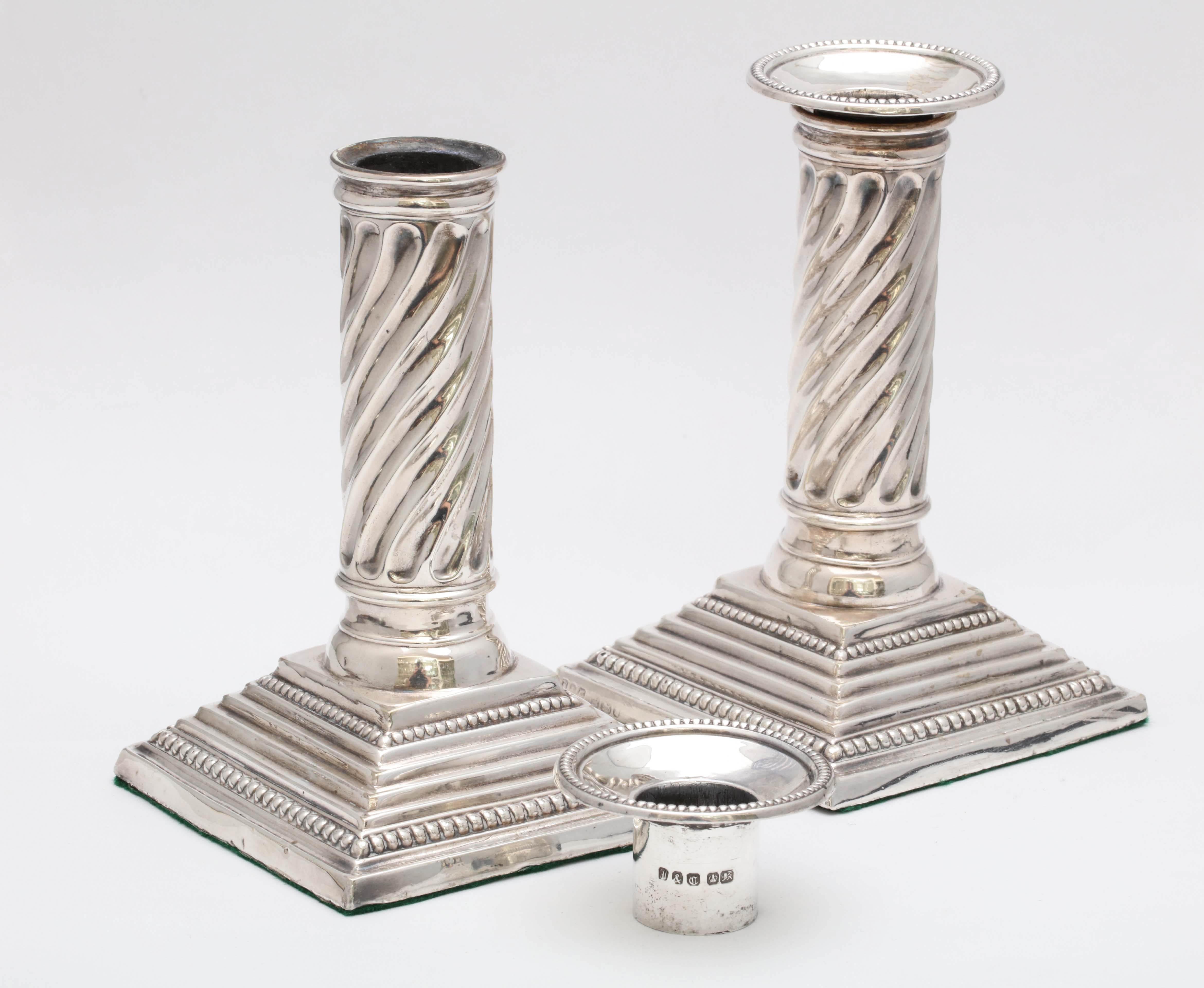Victorian Sterling Silver Neoclassical Style Spiral Column-Form Candlesticks (Sterlingsilber)