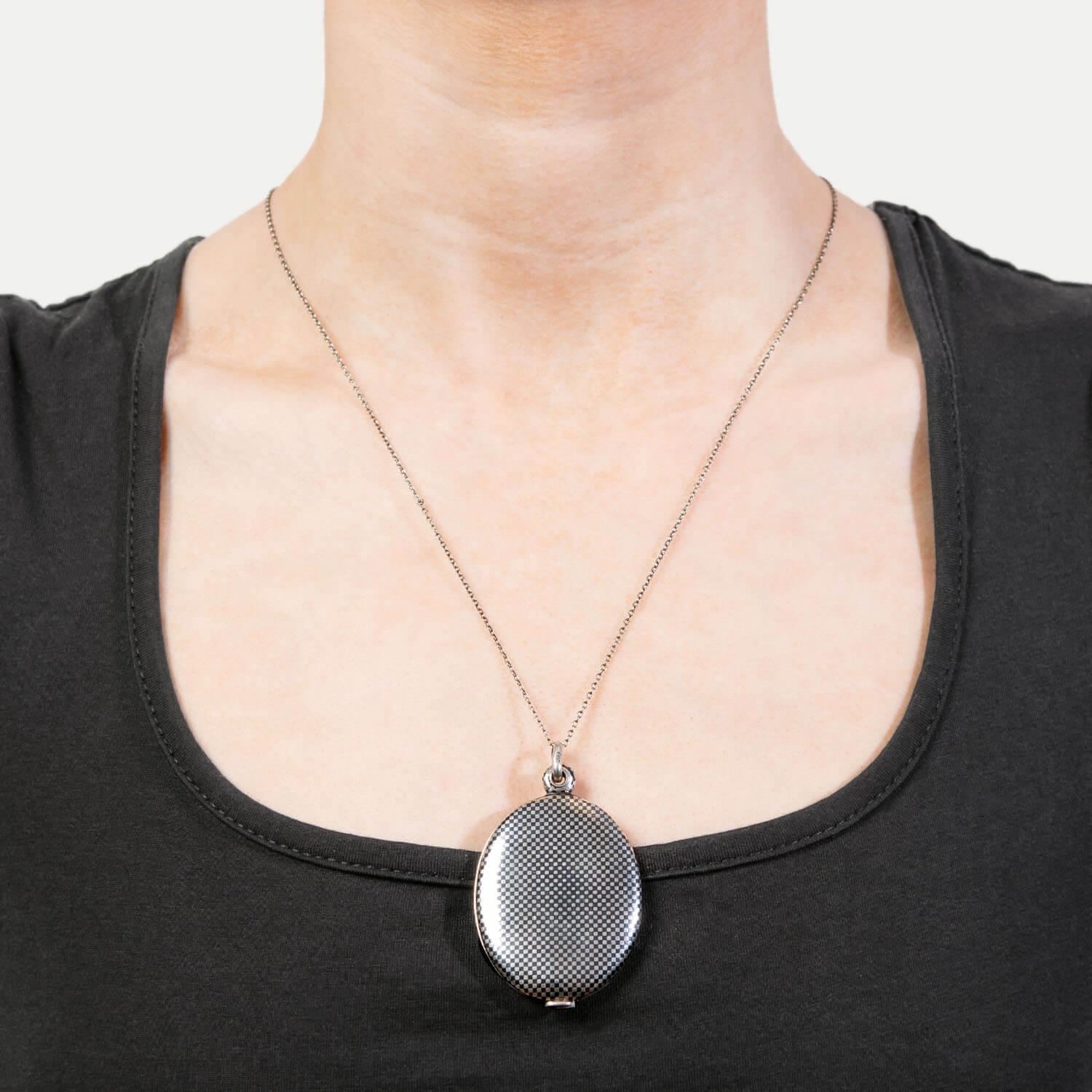 Médaillon victorien en argent sterling à damier niello en vente 2