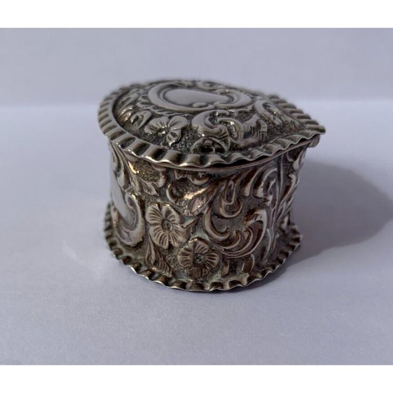 Pastillero victoriano ovalado de plata de ley, 1874 en Bueno estado para la venta en London, GB