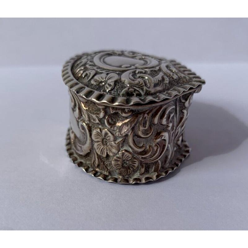 Boîte à pilules ovale victorienne en argent sterling, 1874 Bon état - En vente à London, GB