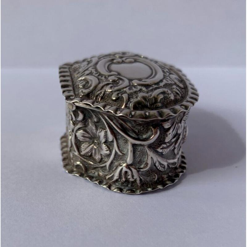 Femenino o masculino Pastillero victoriano ovalado de plata de ley, 1874 en venta