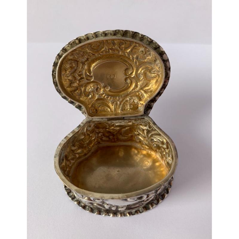 Pastillero victoriano ovalado de plata de ley, 1874 en venta 3
