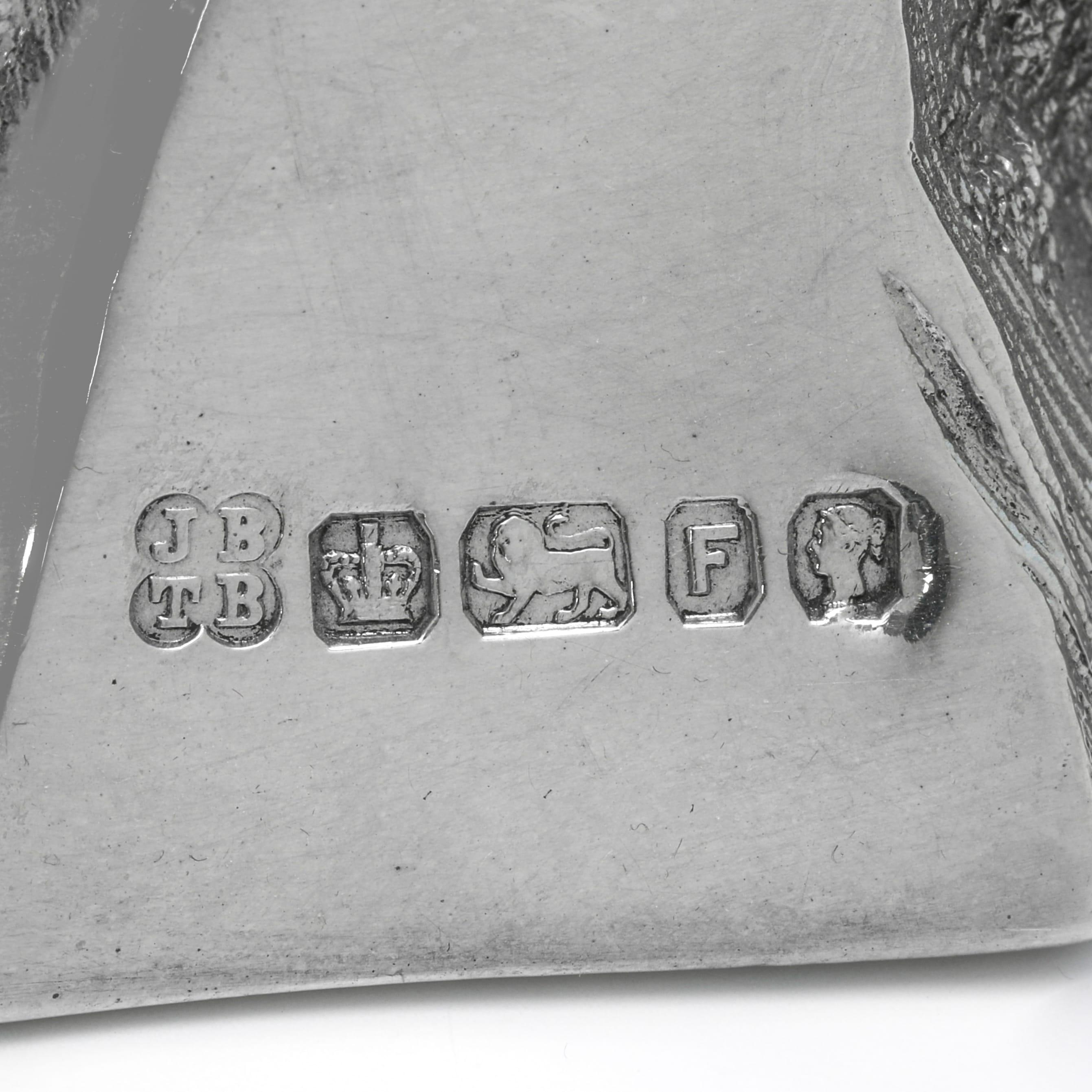 Argent sterling Centre de table victorien en argent sterling avec bol en verre fabriqué en 1873 en vente