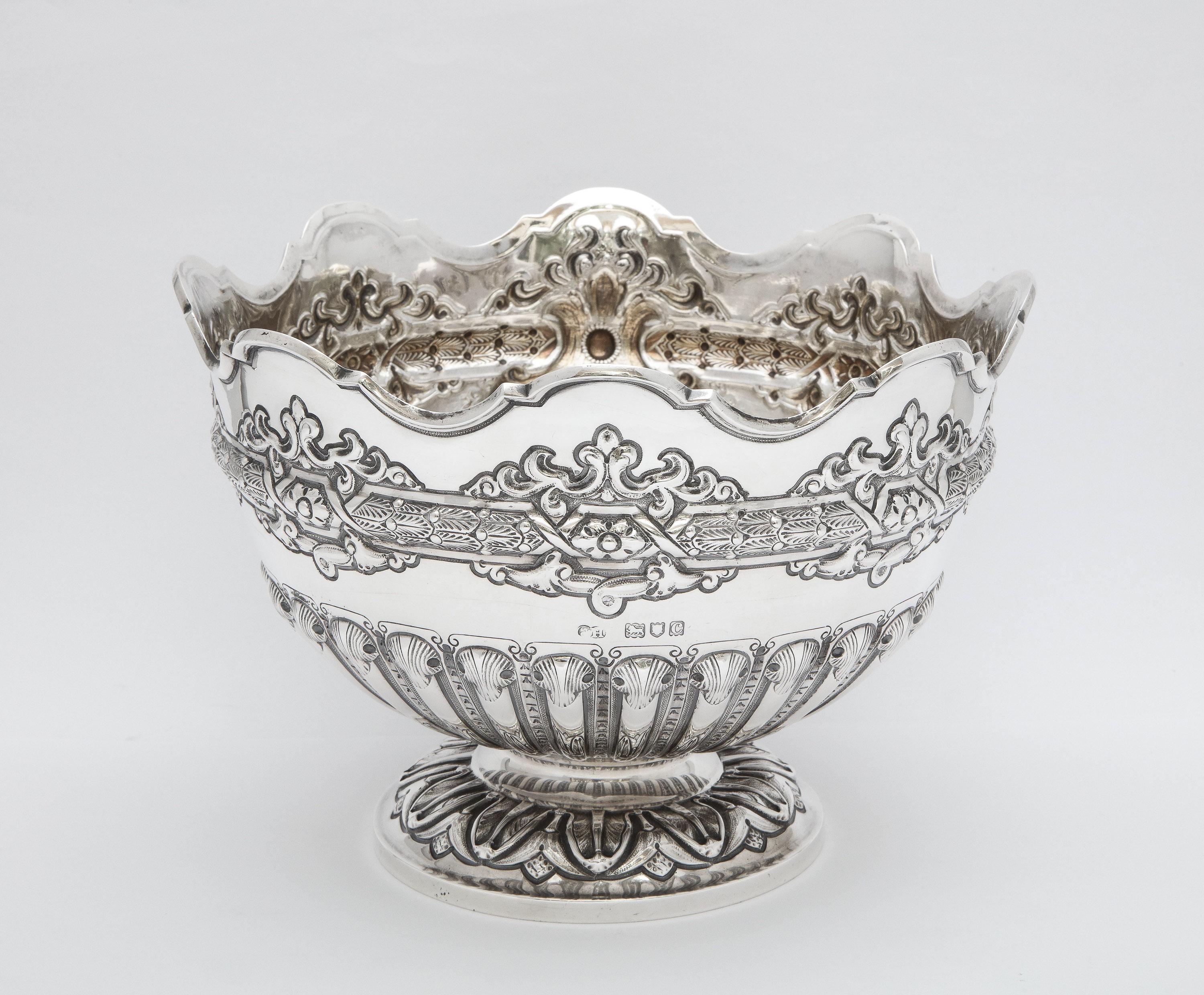 Victorian, Sterling Silver Pedestal-Based Monteith/Centerpiece Bowl In Good Condition For Sale In New York, NY
